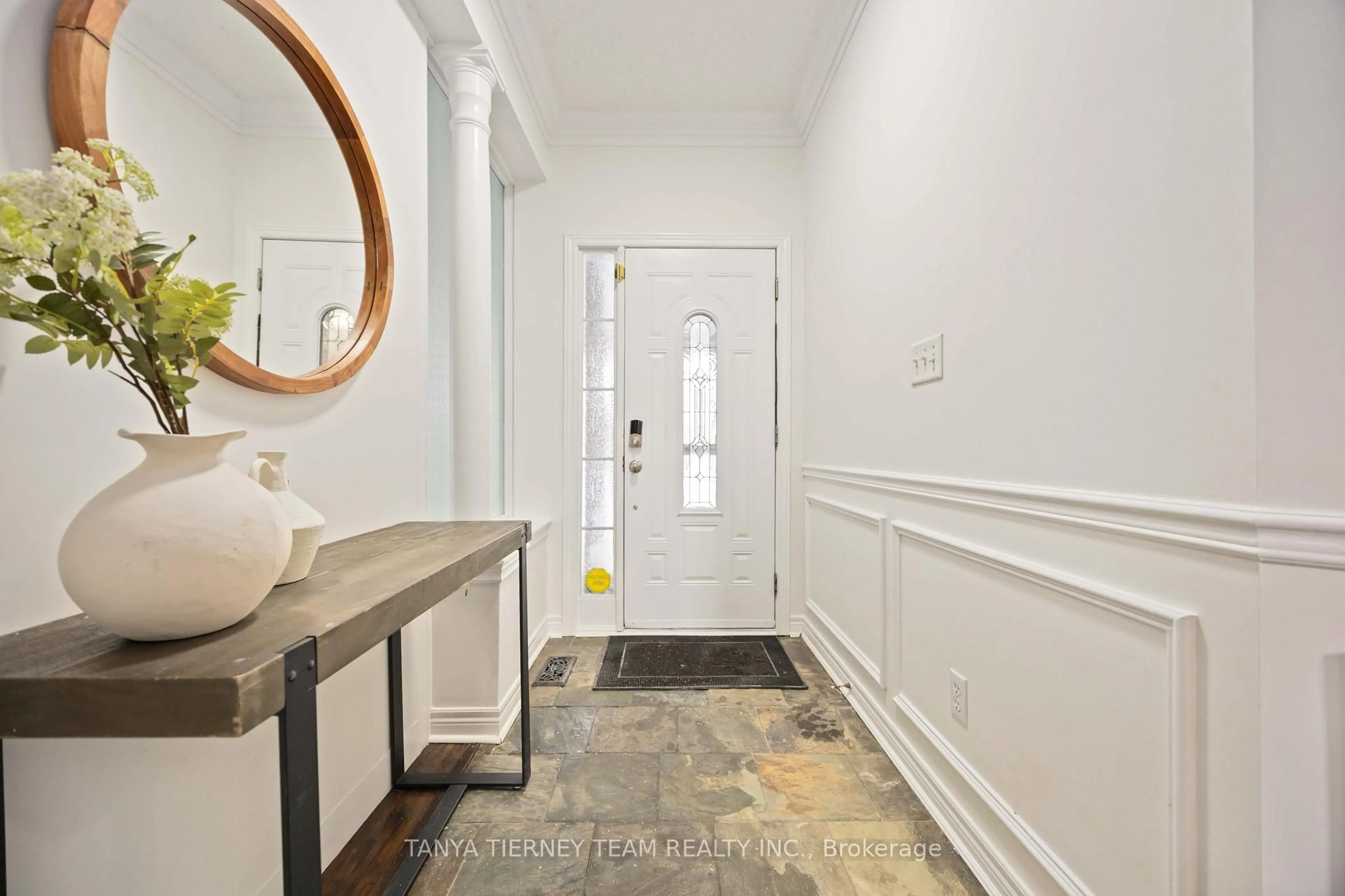 Indoor entryway for 101 Tunney Pl, Whitby Ontario L1M 2G4