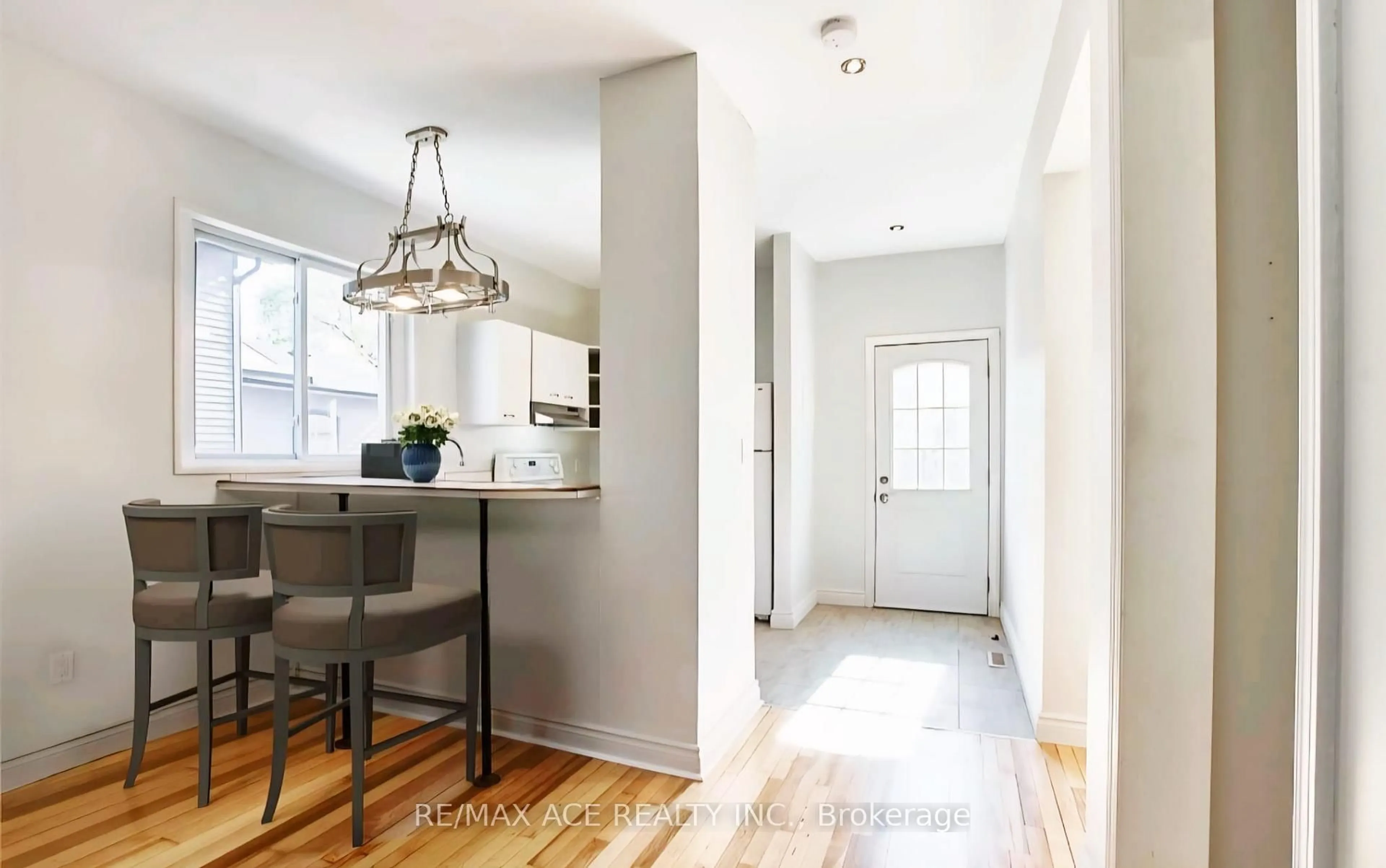 Indoor entryway for 238 Mary St, Oshawa Ontario L1G 5C4