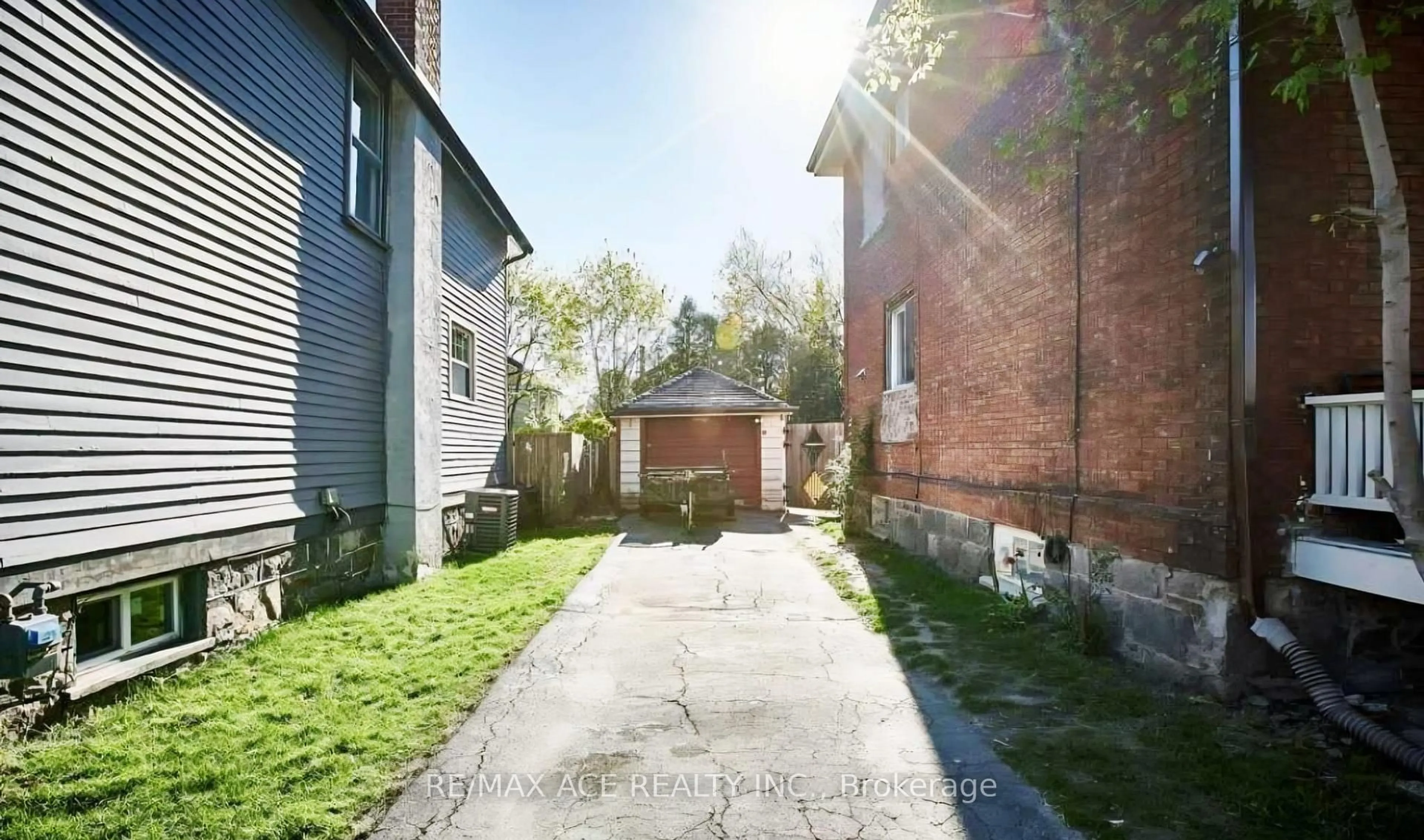 Patio, street for 238 Mary St, Oshawa Ontario L1G 5C4