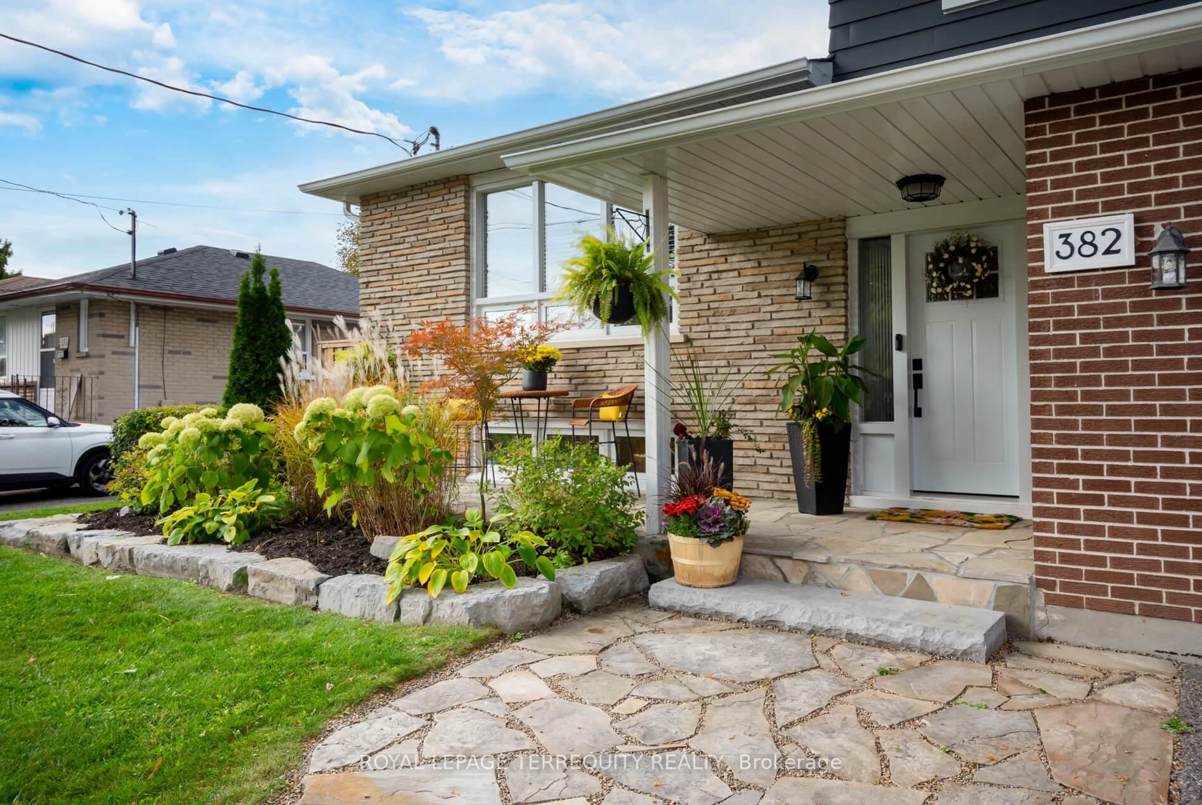 Unknown for 382 Nipigon St, Oshawa Ontario L1J 4N9