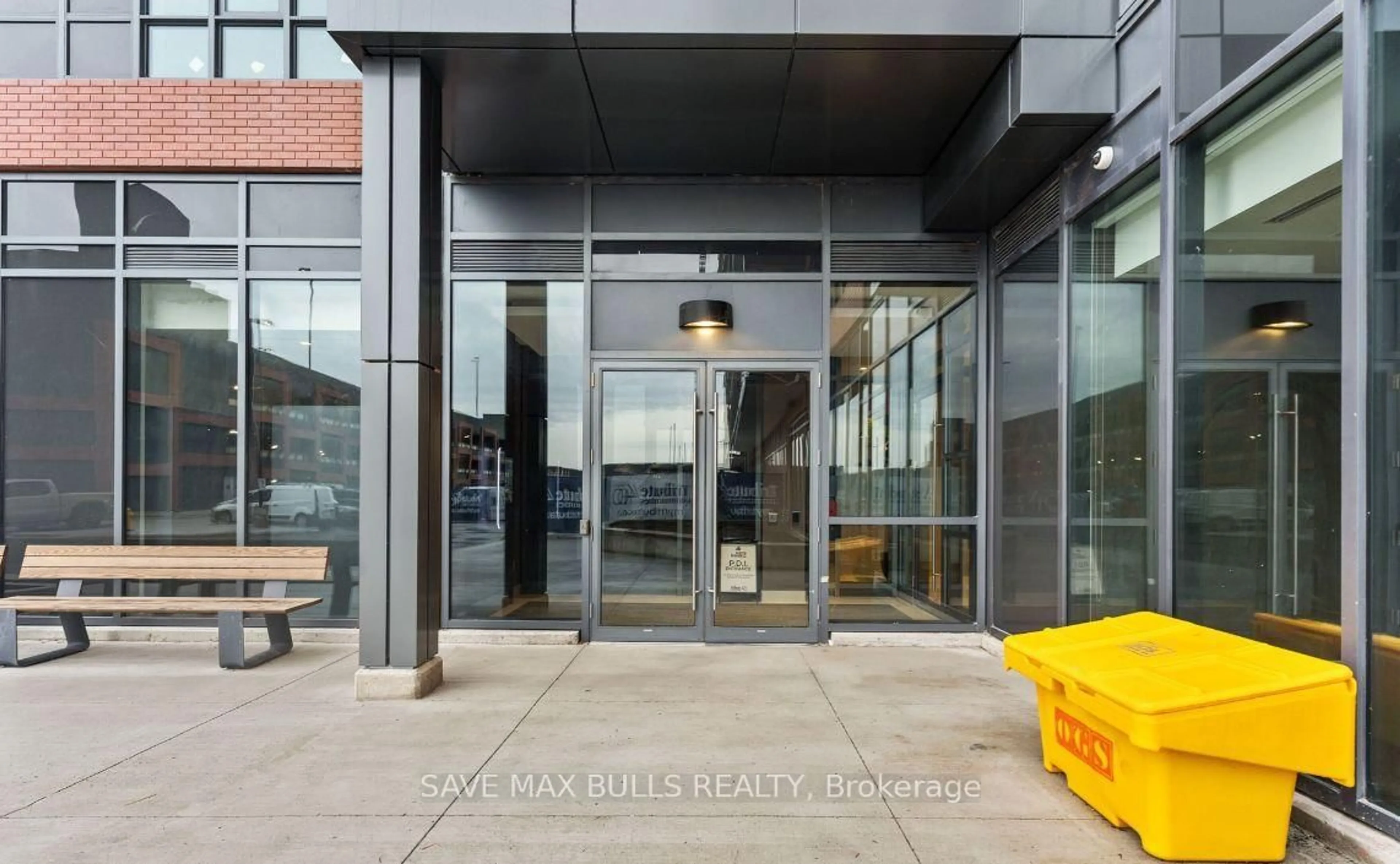 Indoor foyer for 2545 SIMCOE St #235, Oshawa Ontario L1L 0W3