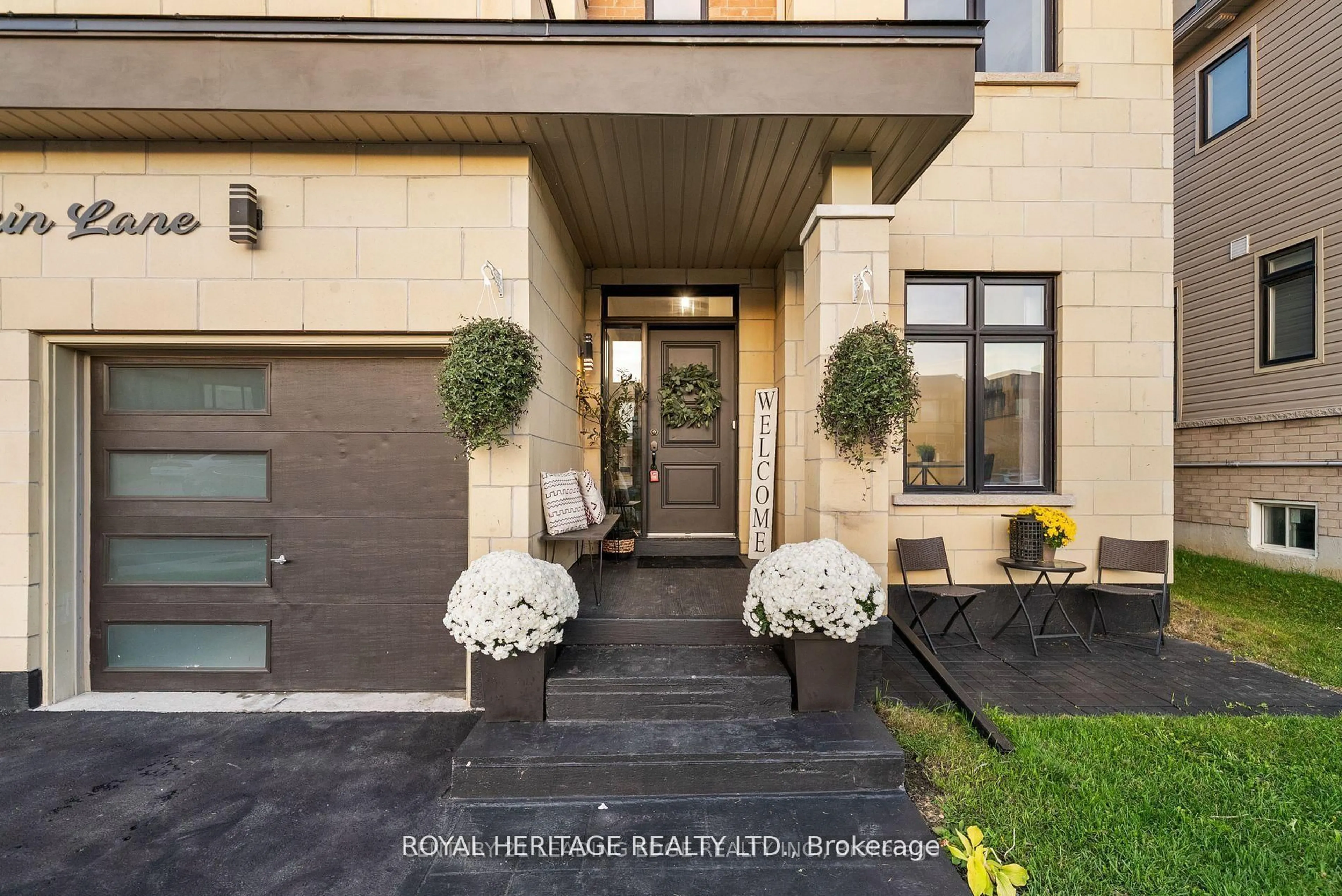 Indoor entryway for 15 Larkin Lane, Clarington Ontario L1C 4A7