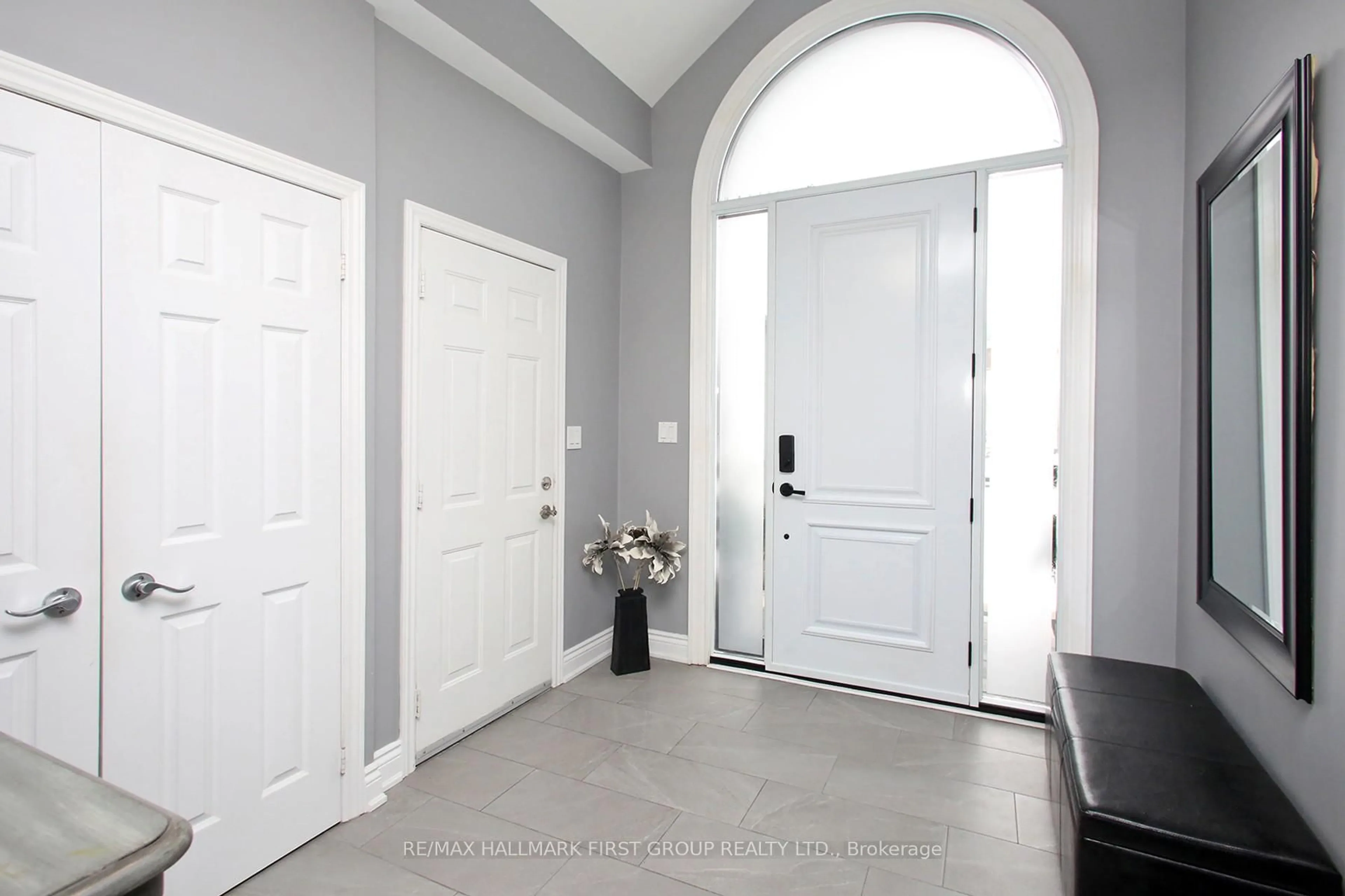 Indoor entryway for 1010 Glenbourne Dr, Oshawa Ontario L1K 2P9