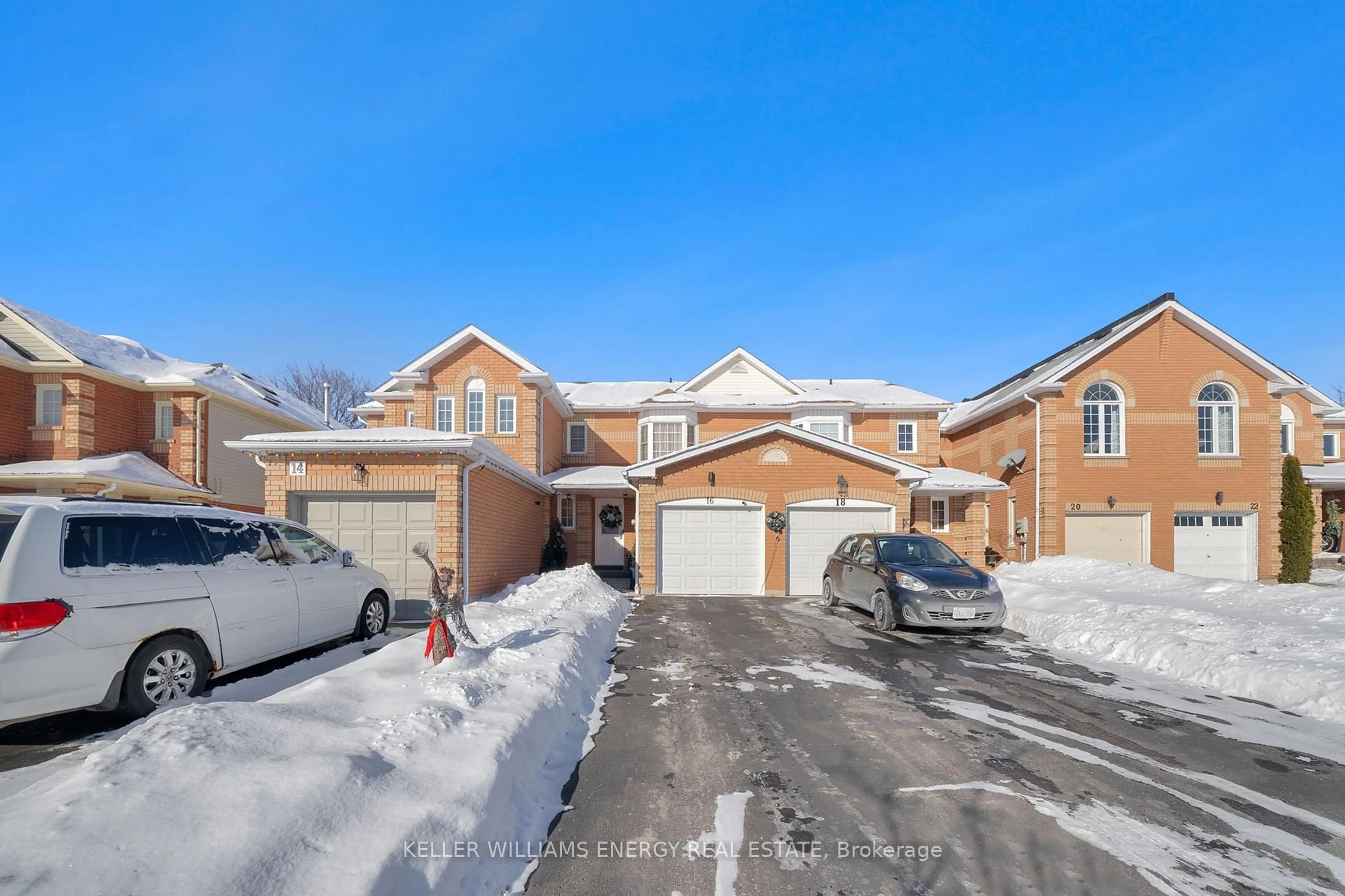 A pic from outside/outdoor area/front of a property/back of a property/a pic from drone, street for 16 Creekwood Cres, Whitby Ontario L1R 2K3