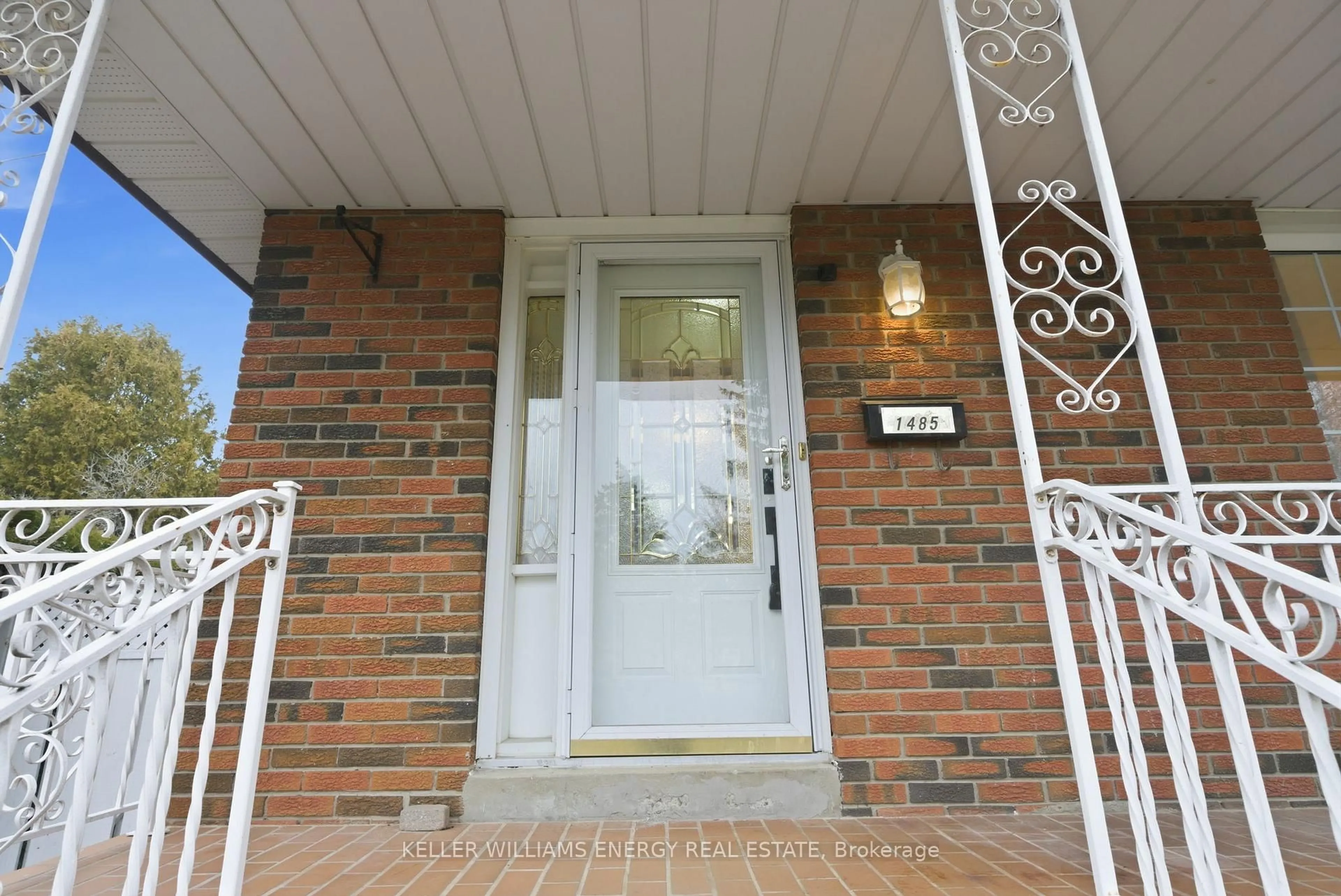 Indoor entryway for 1485 Oneida Crt, Oshawa Ontario L1G 4M7