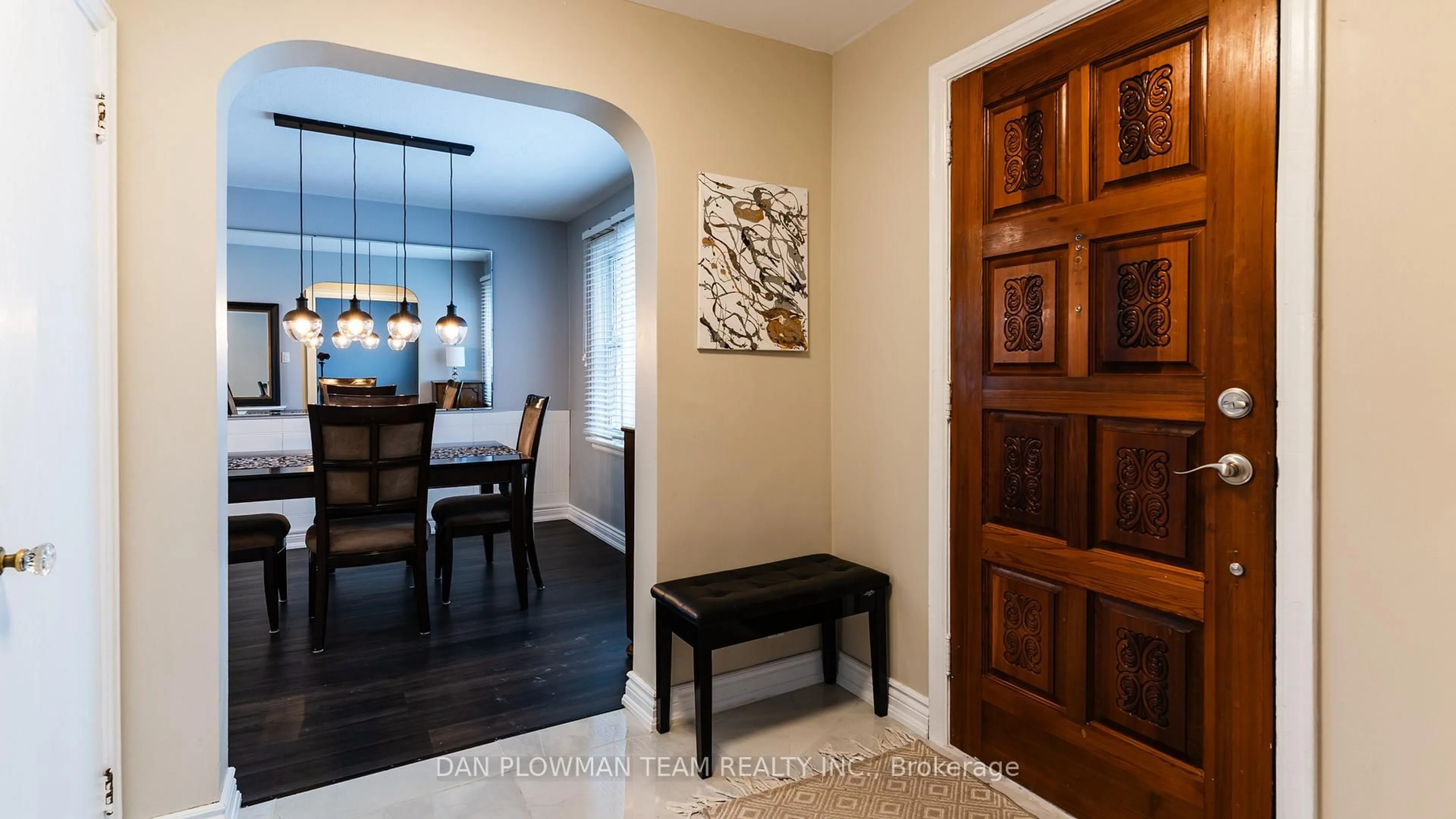 Indoor entryway for 536 King St, Oshawa Ontario L1H 1G1