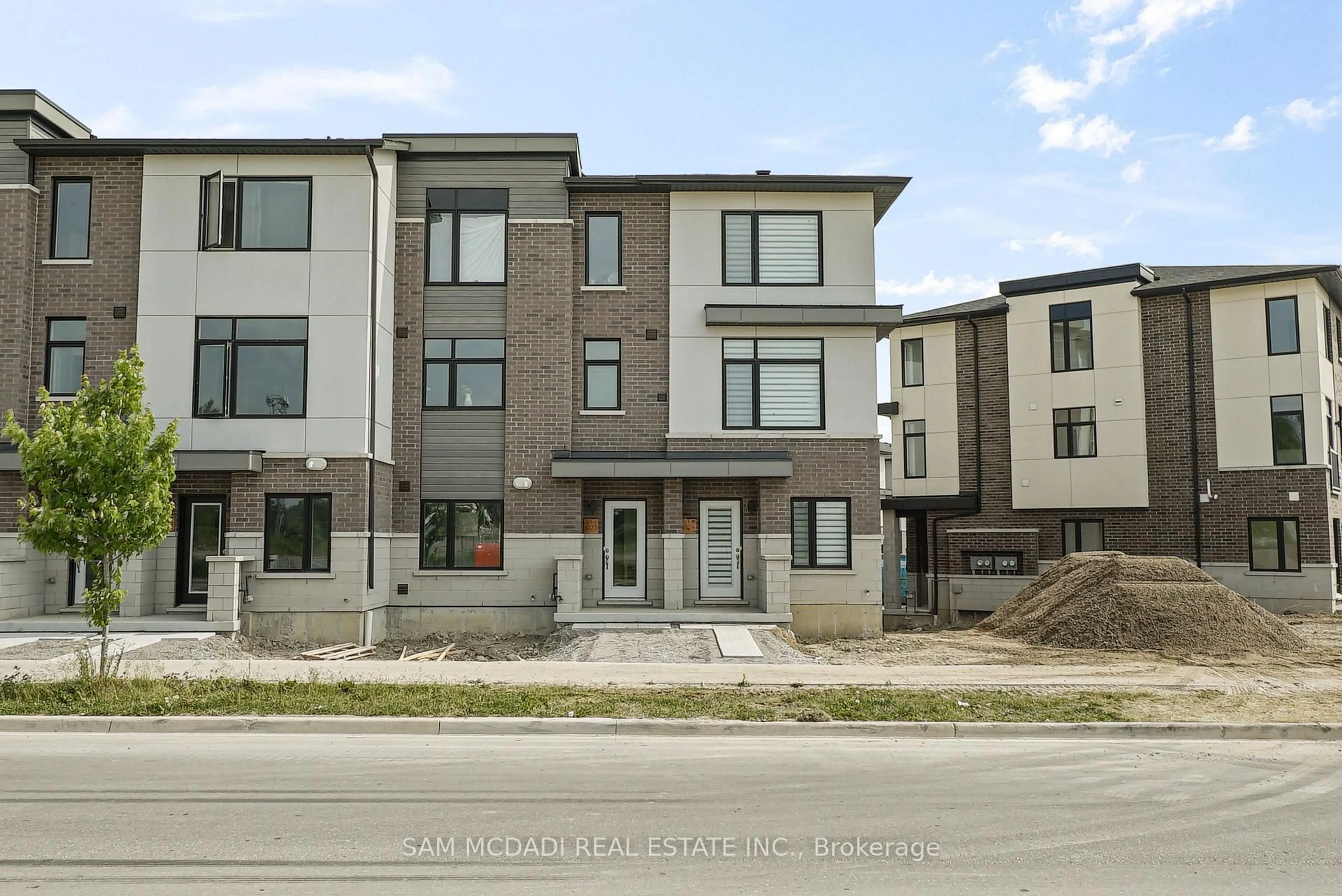 Unknown for 1695 Dersan St #601, Pickering Ontario L1X 0S9