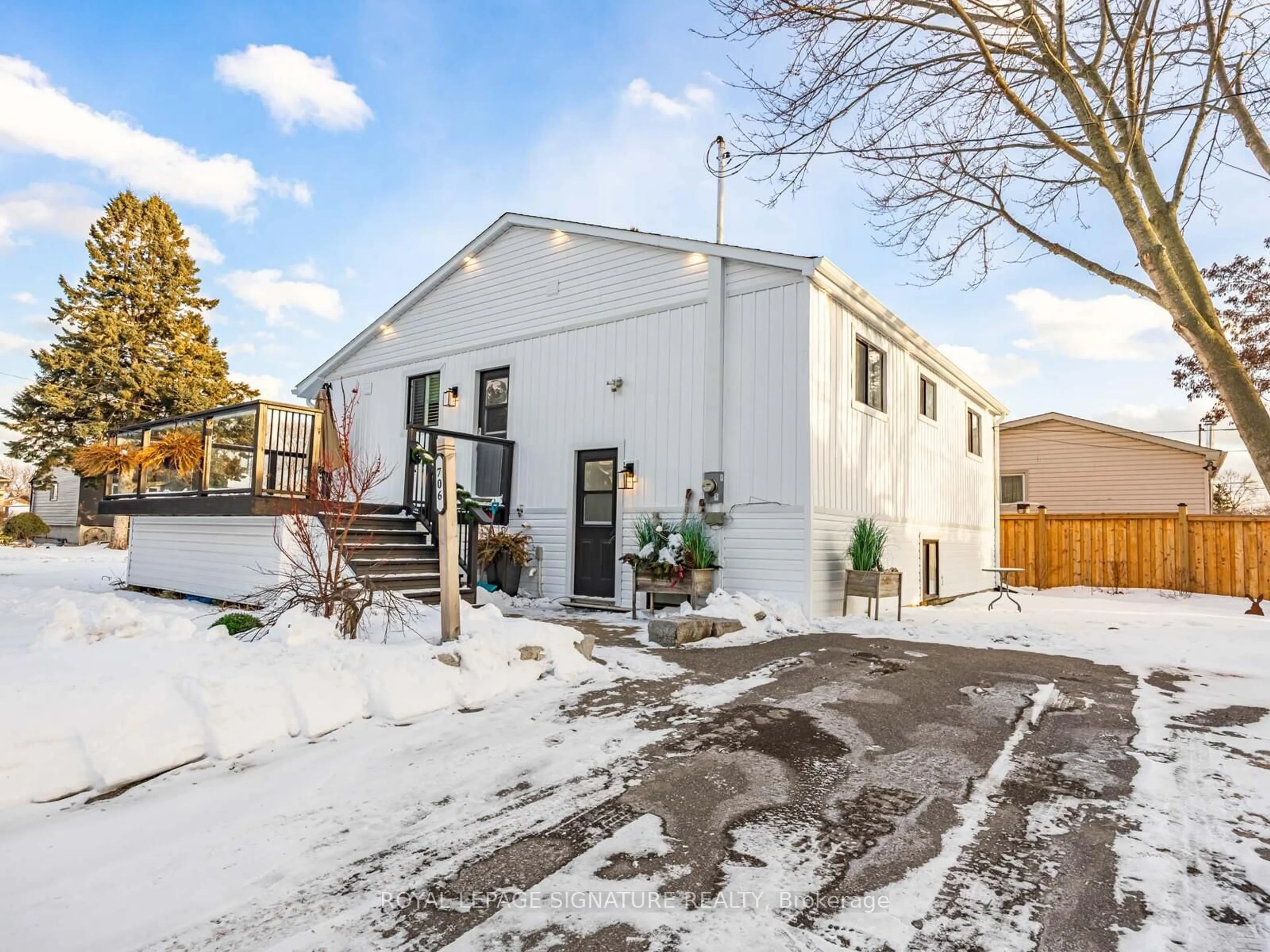 Unknown for 706 Annland St, Pickering Ontario L1W 1B3