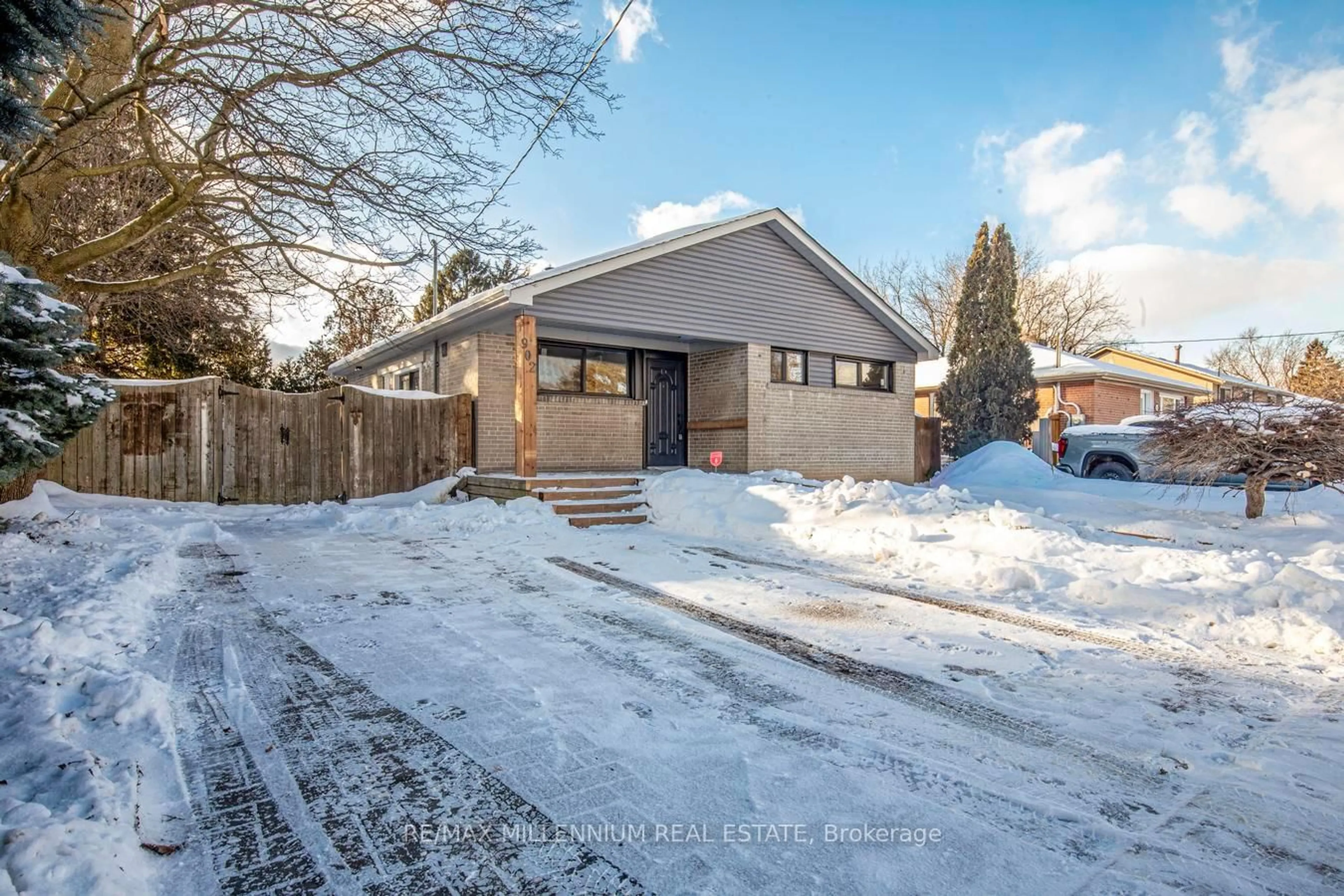 Unknown for 902 Centre St, Whitby Ontario L1N 4V1