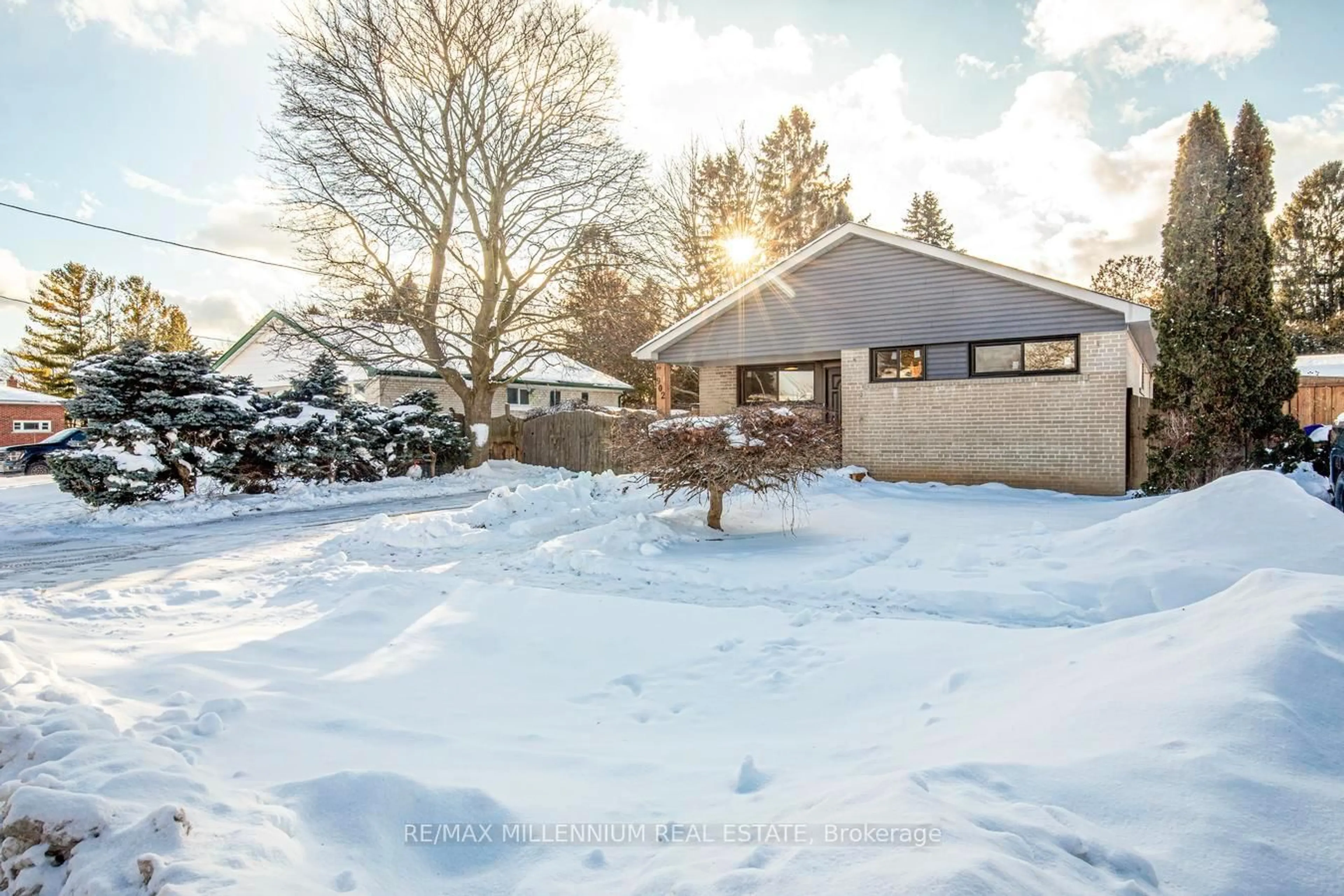A pic from outside/outdoor area/front of a property/back of a property/a pic from drone, street for 902 Centre St, Whitby Ontario L1N 4V1