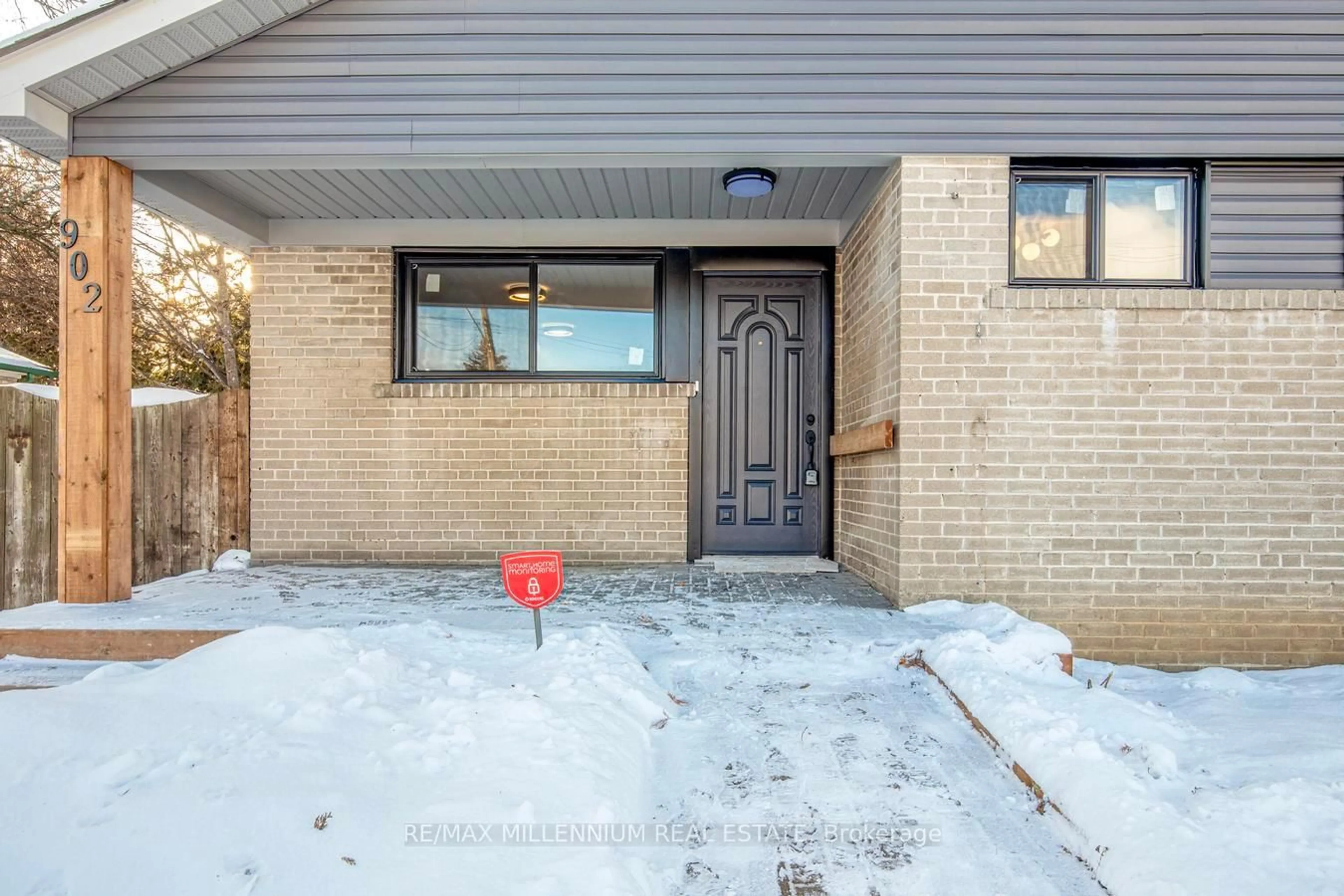 Unknown for 902 Centre St, Whitby Ontario L1N 4V1