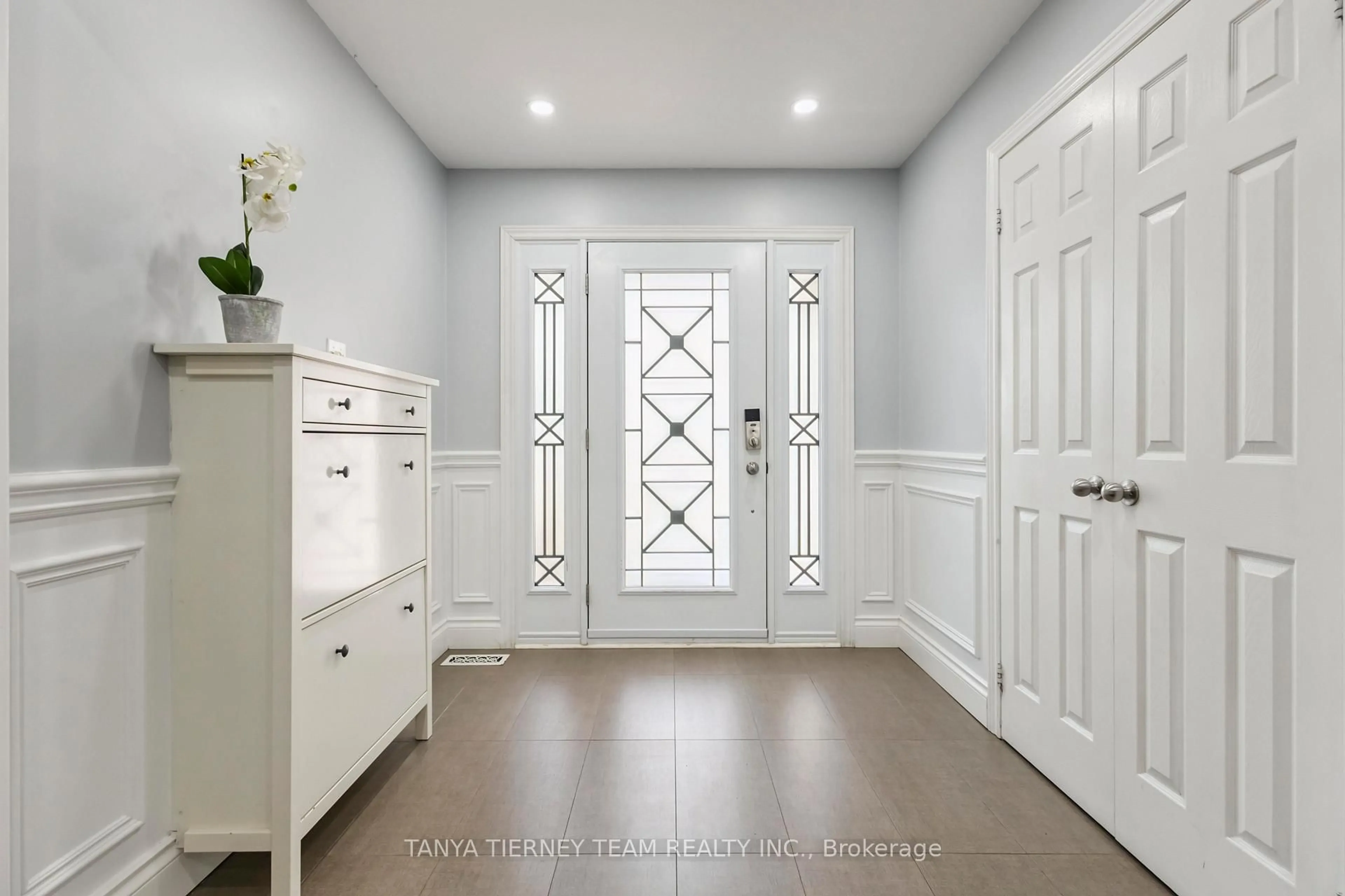 Indoor entryway for 46 Foster Cres, Whitby Ontario L1R 1B9