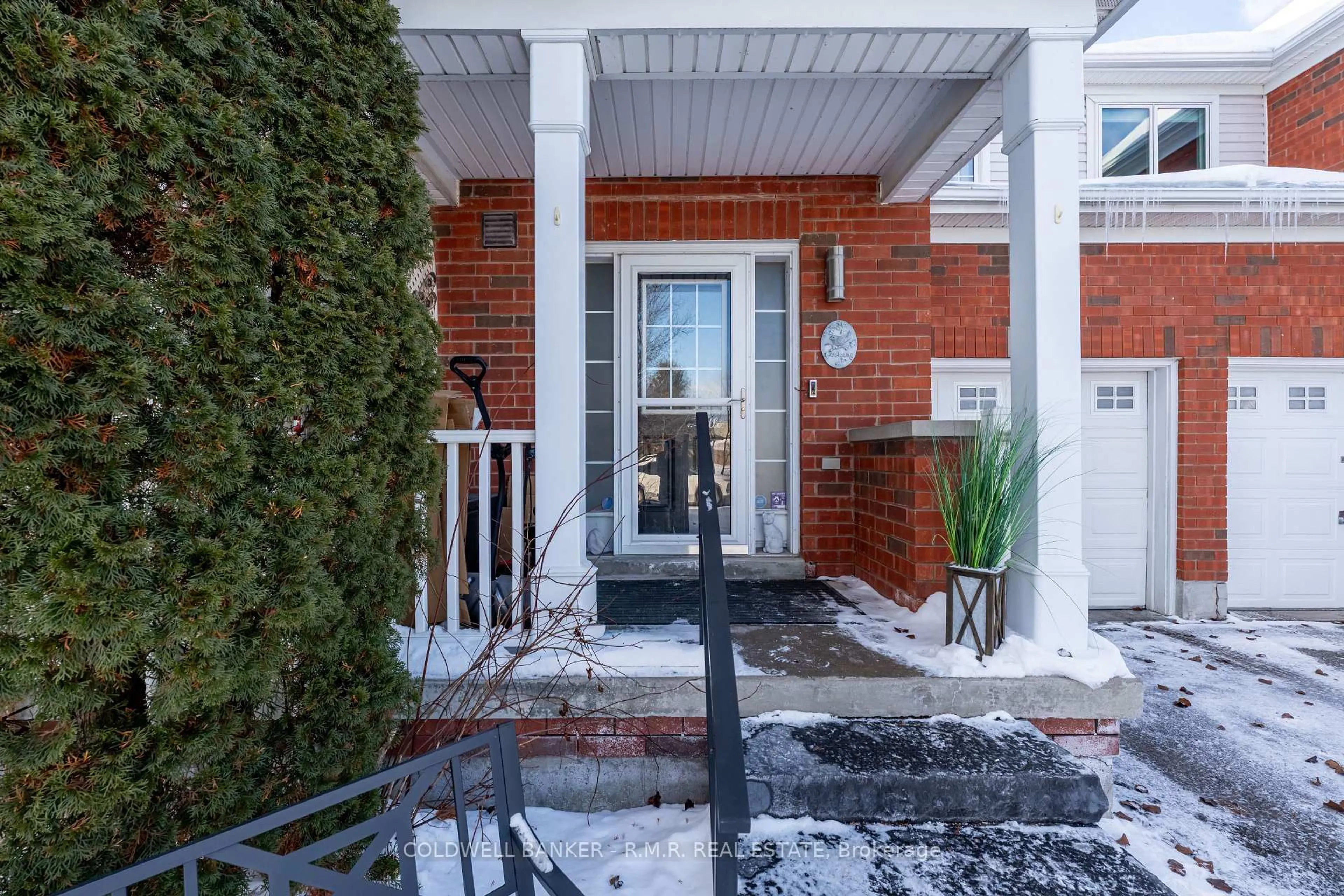 Indoor entryway for 1362 Livesey Crt, Oshawa Ontario L1K 0G8