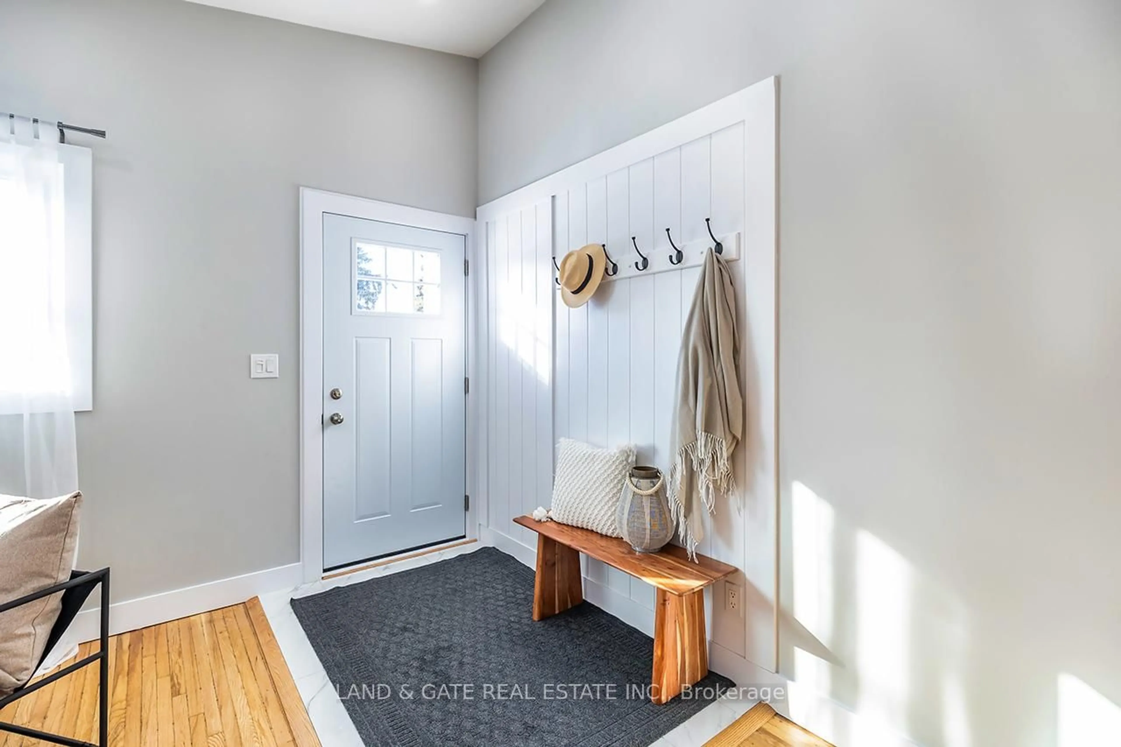 Indoor entryway for 1377 Cedar St, Oshawa Ontario L1J 3S4