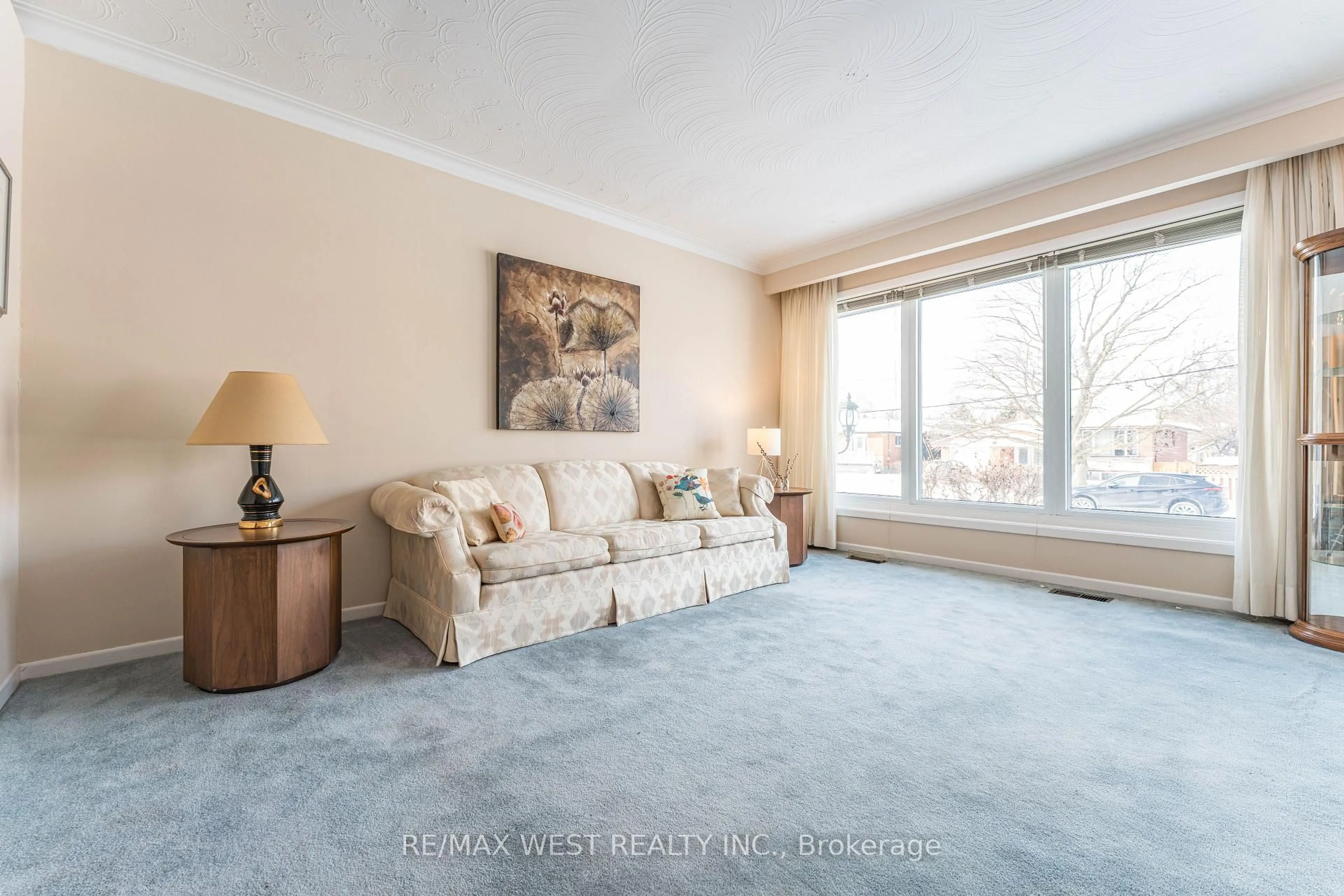 Living room with furniture, carpet floor for 37 Grace St, Toronto Ontario M1J 2M3