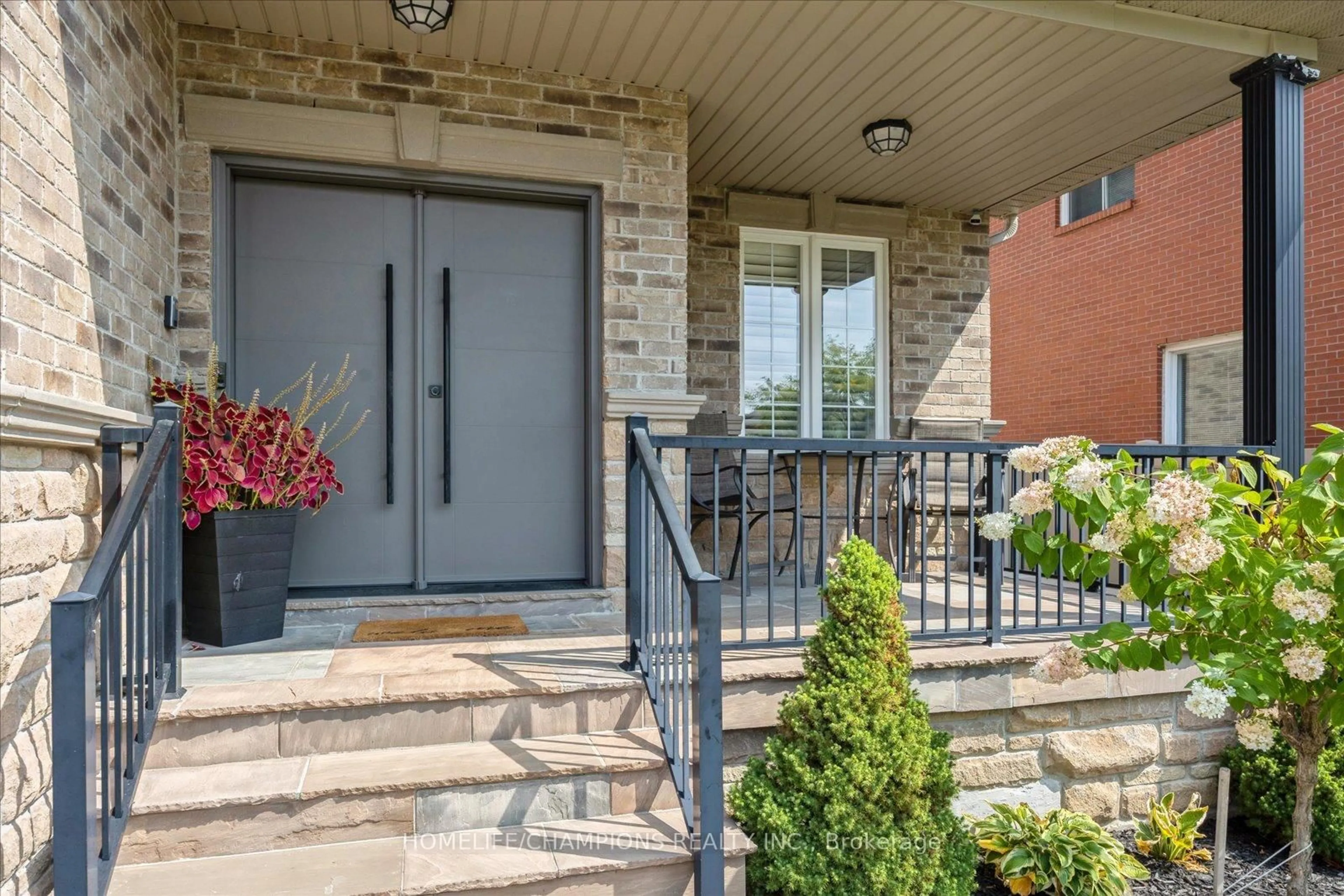 Indoor entryway for 1612 Sandhurst Cres, Pickering Ontario L1V 6W2