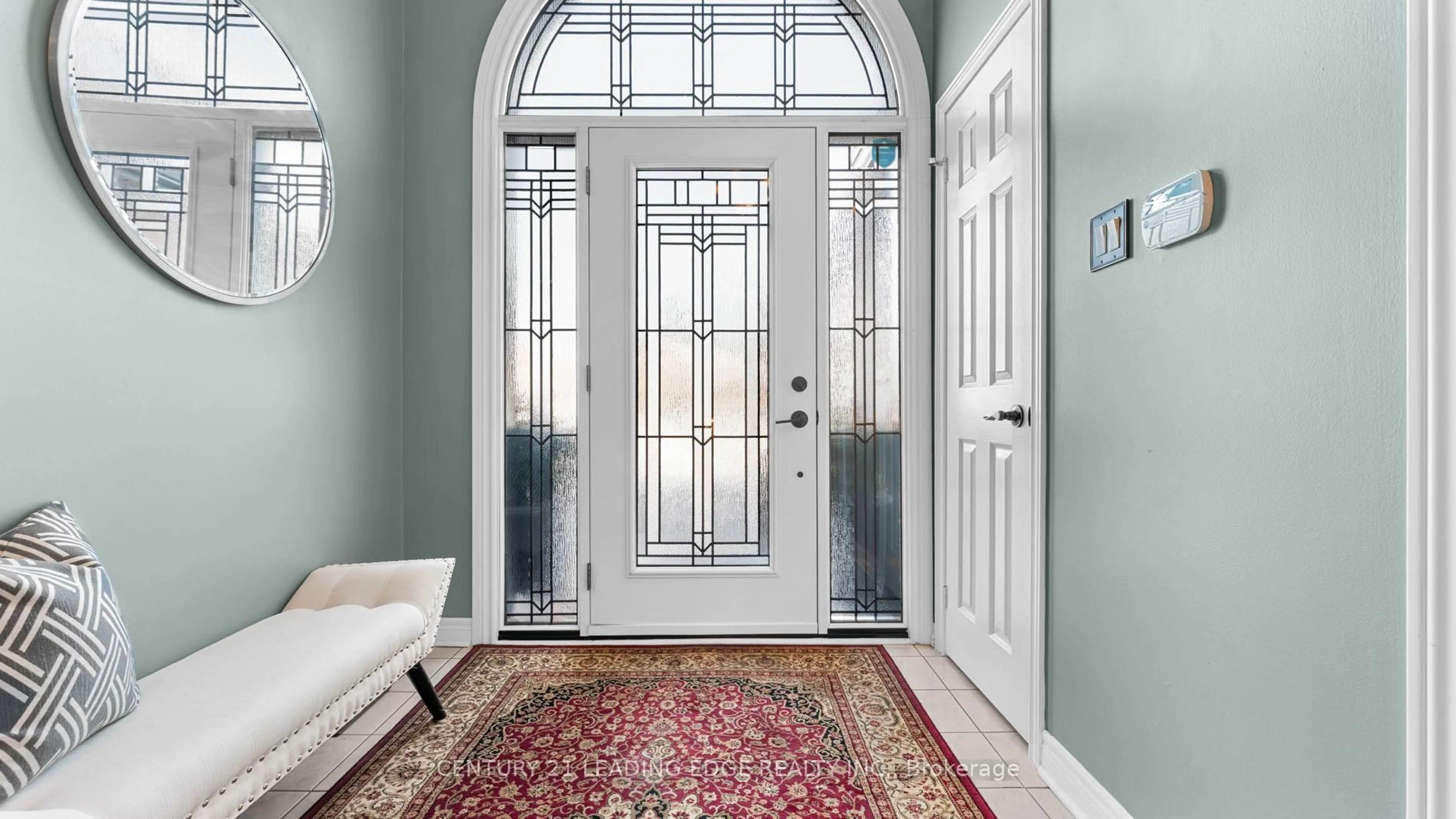 Indoor entryway for 1814 Edenwood Dr, Oshawa Ontario L1G 7Y3