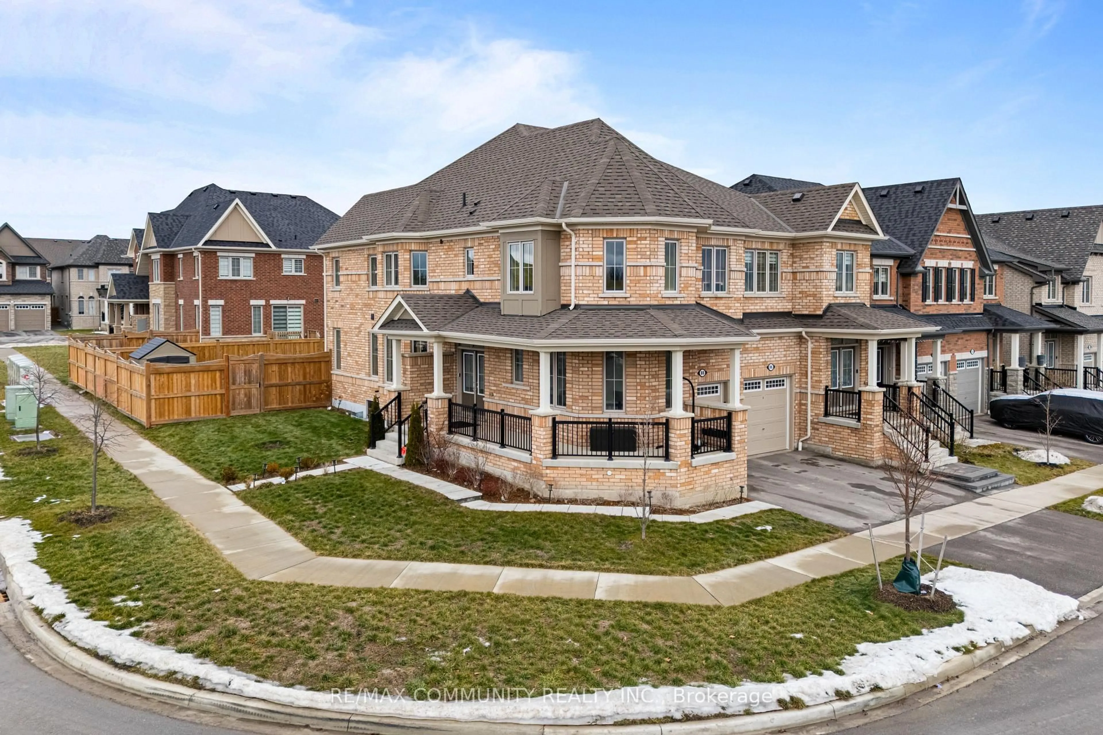 A pic from outside/outdoor area/front of a property/back of a property/a pic from drone, street for 88 Littlewood Dr, Whitby Ontario L1P 0H4