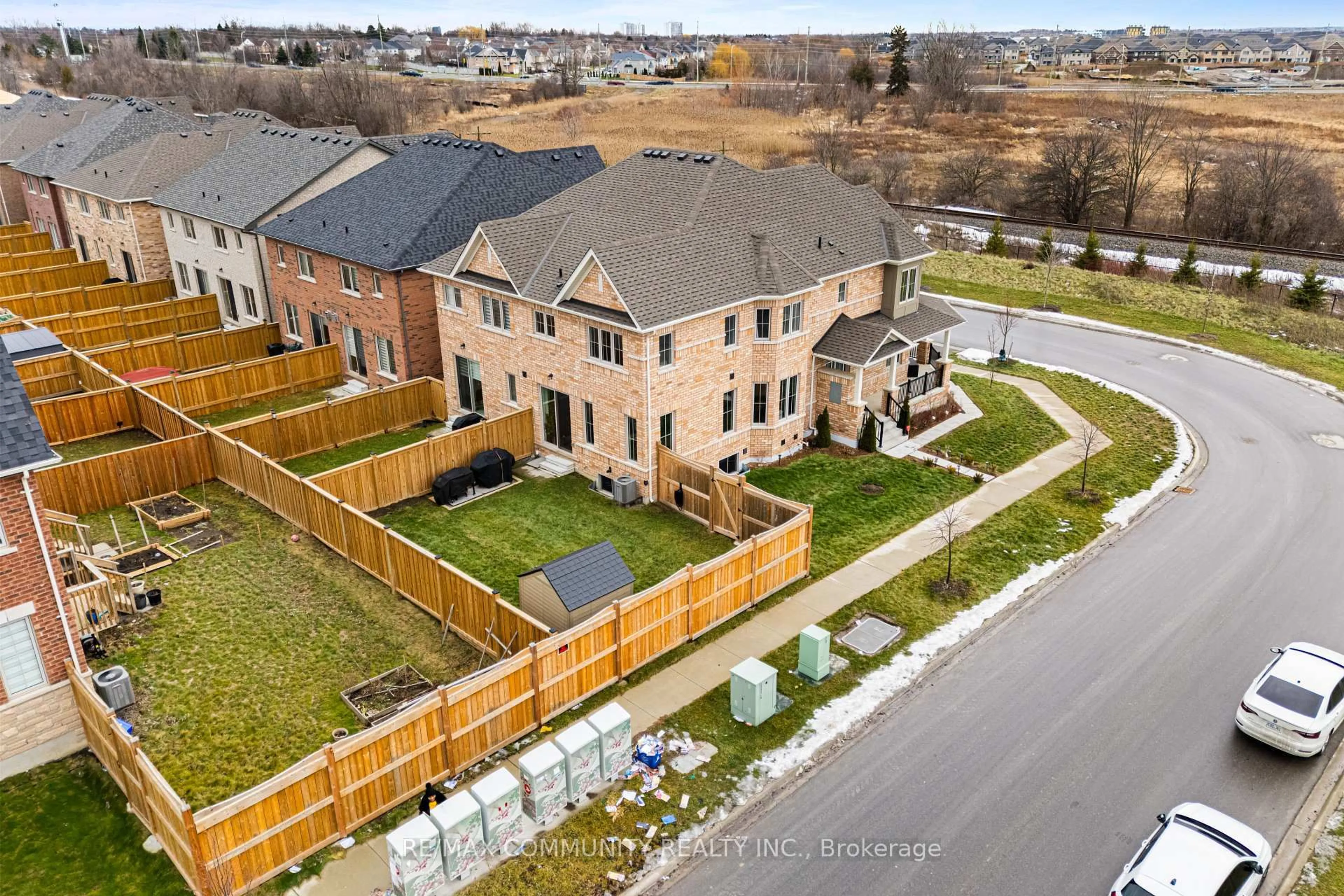 A pic from outside/outdoor area/front of a property/back of a property/a pic from drone, street for 88 Littlewood Dr, Whitby Ontario L1P 0H4