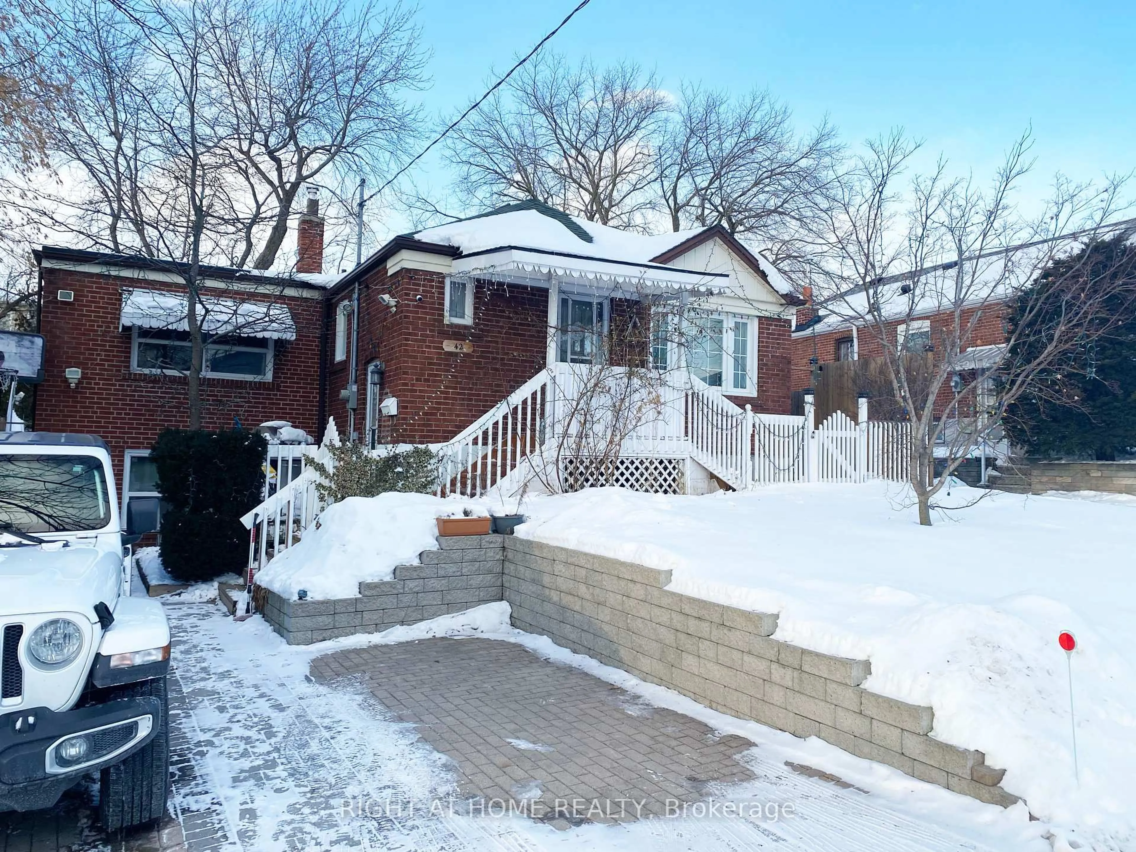 Unknown for 42 Yardley Ave, Toronto Ontario M4B 2A8