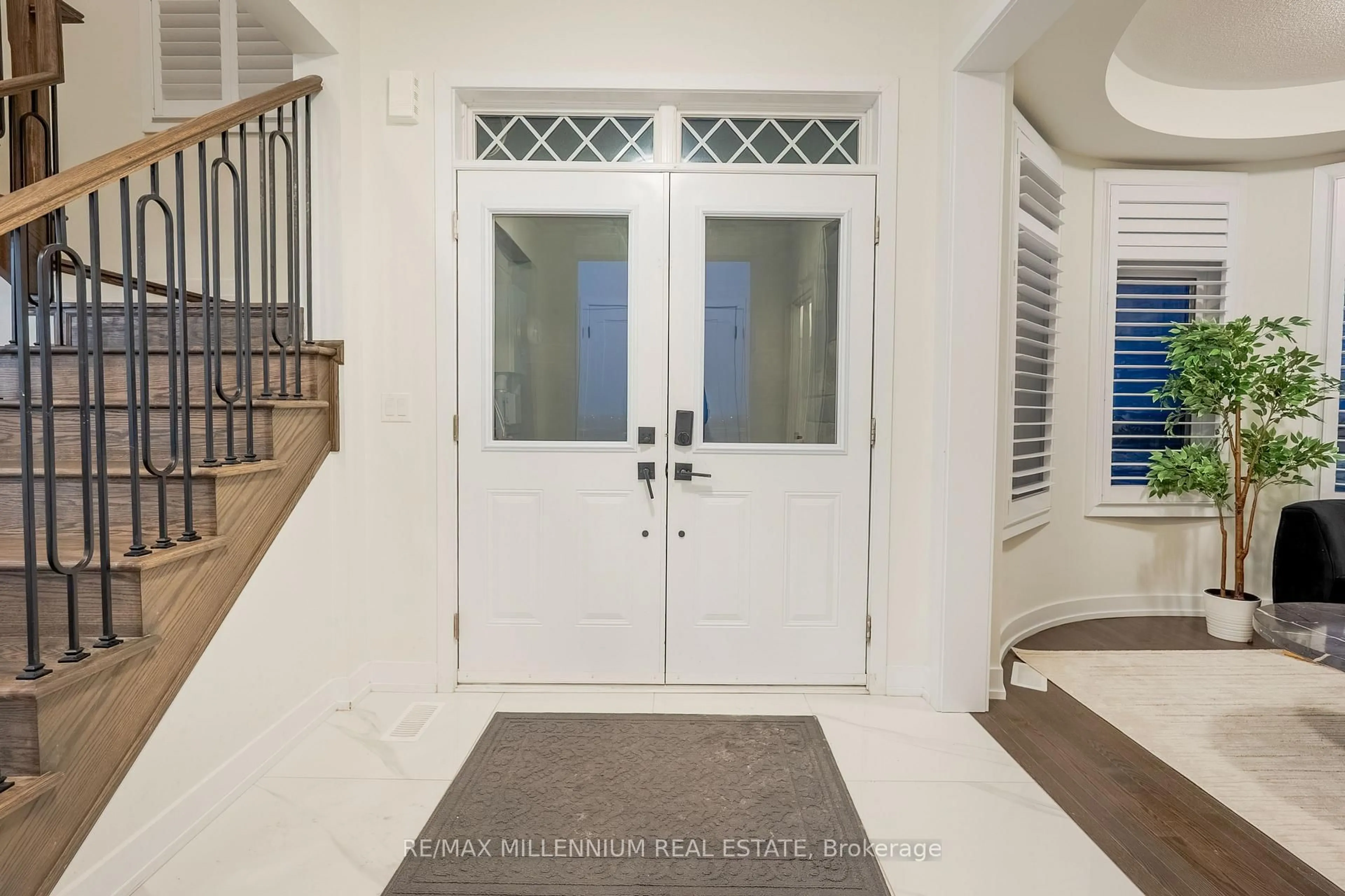 Indoor entryway for 1011 Dyas Ave, Oshawa Ontario L1L 0V4