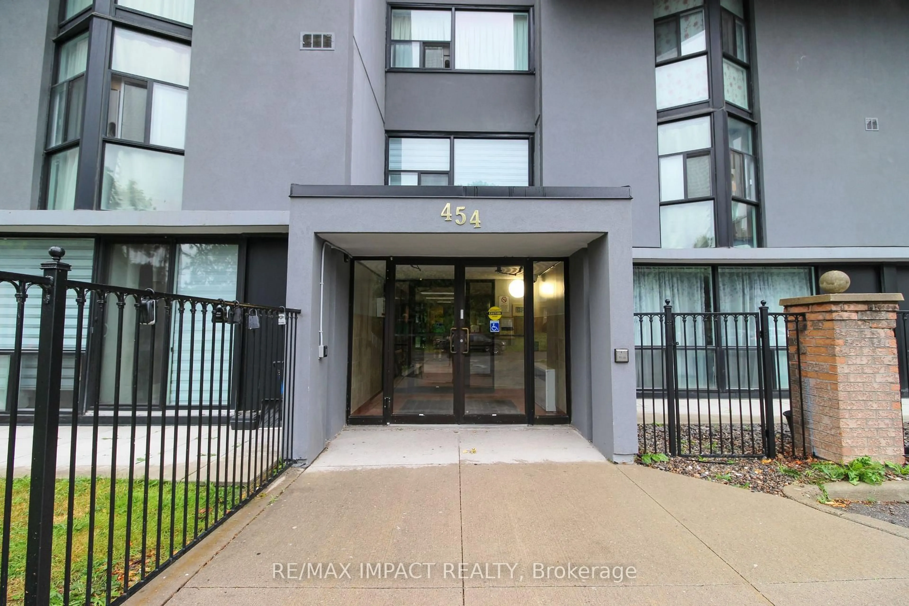 Indoor foyer for 454 Centre St #112, Oshawa Ontario L1H 4C2