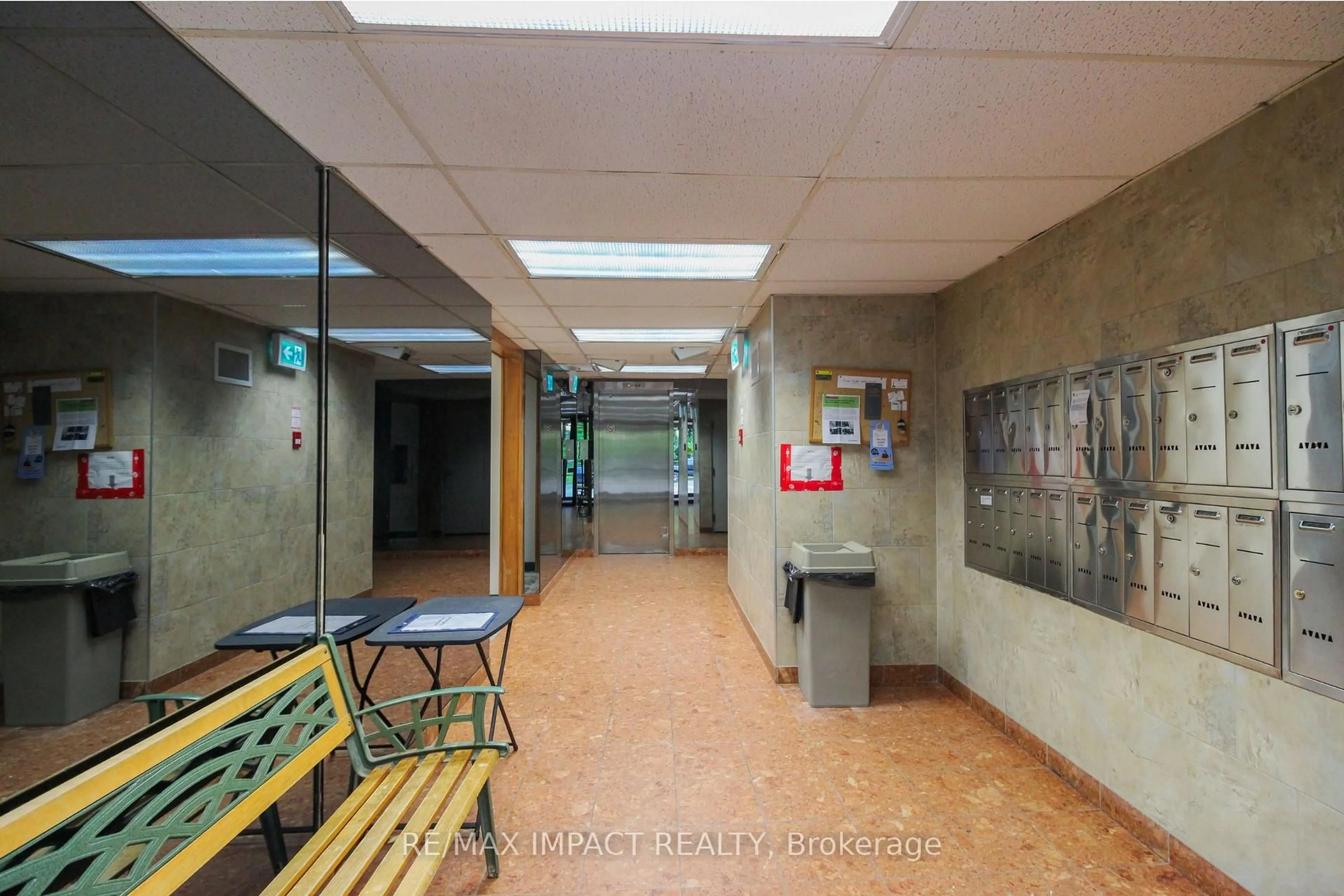 Indoor foyer for 454 Centre St #112, Oshawa Ontario L1H 4C2