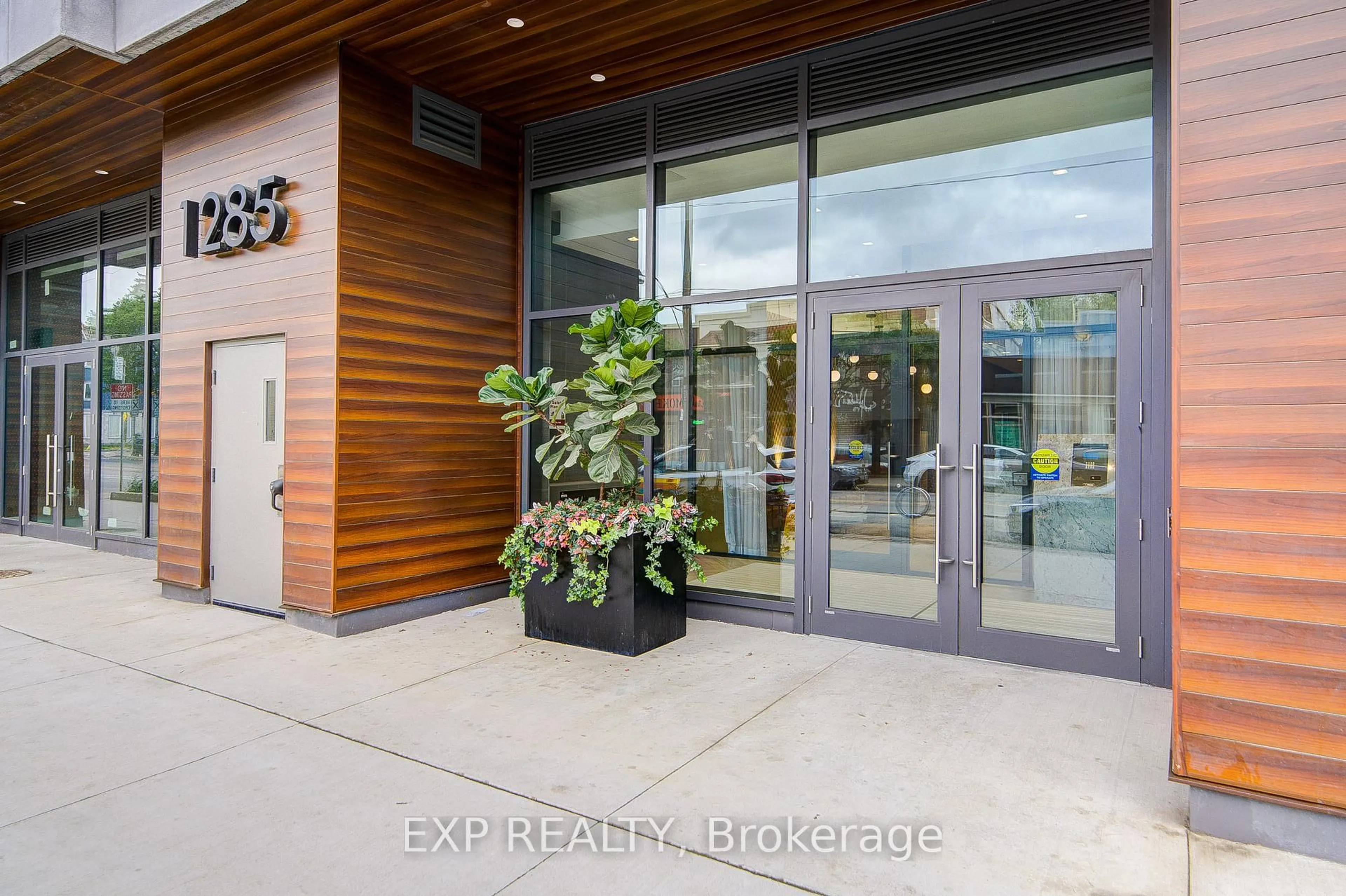 Indoor foyer for 1285 Queen St #211, Toronto Ontario M4L 1C2