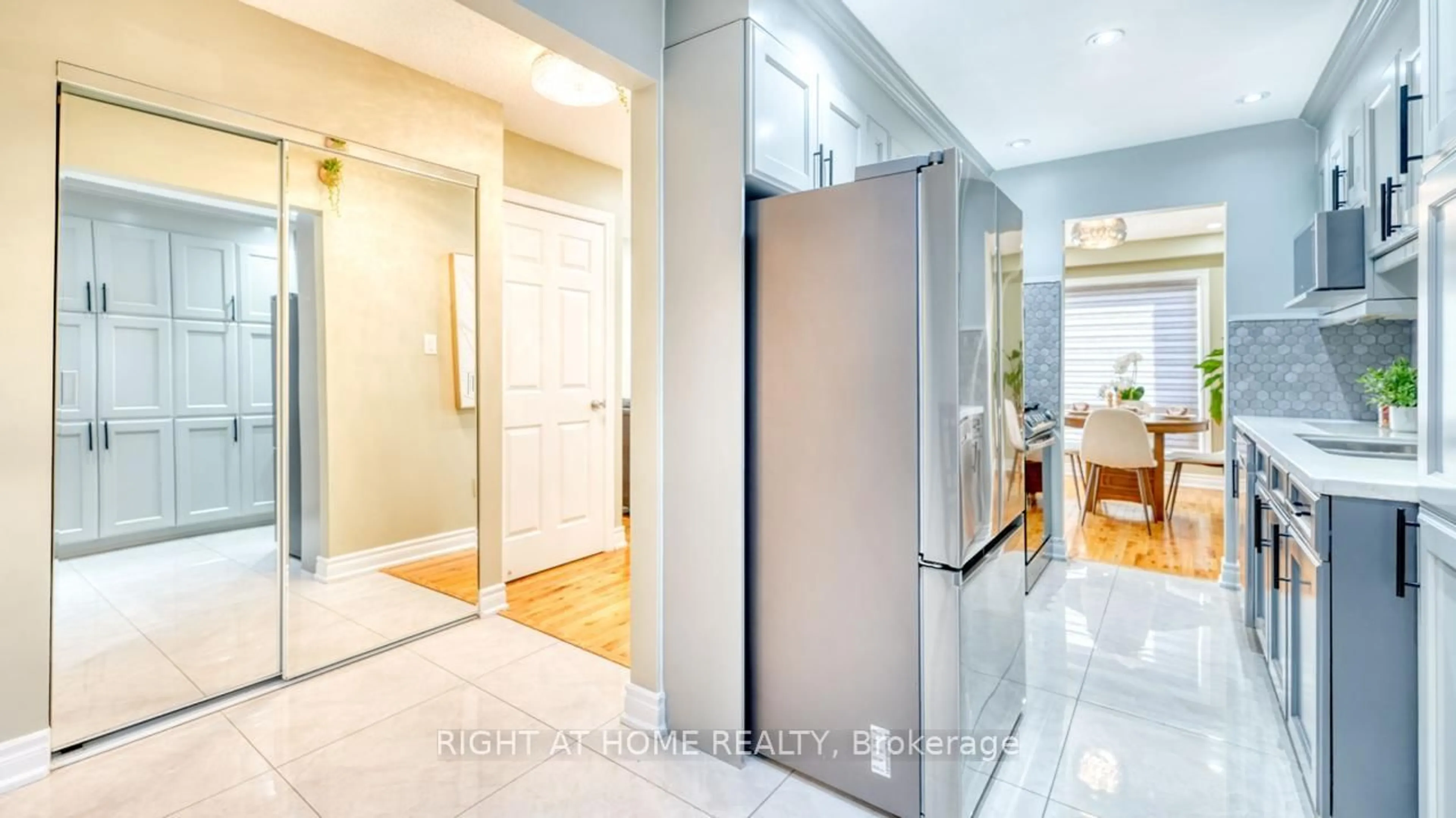 Indoor entryway for 58 Teddington Cres, Whitby Ontario L1R 1S5