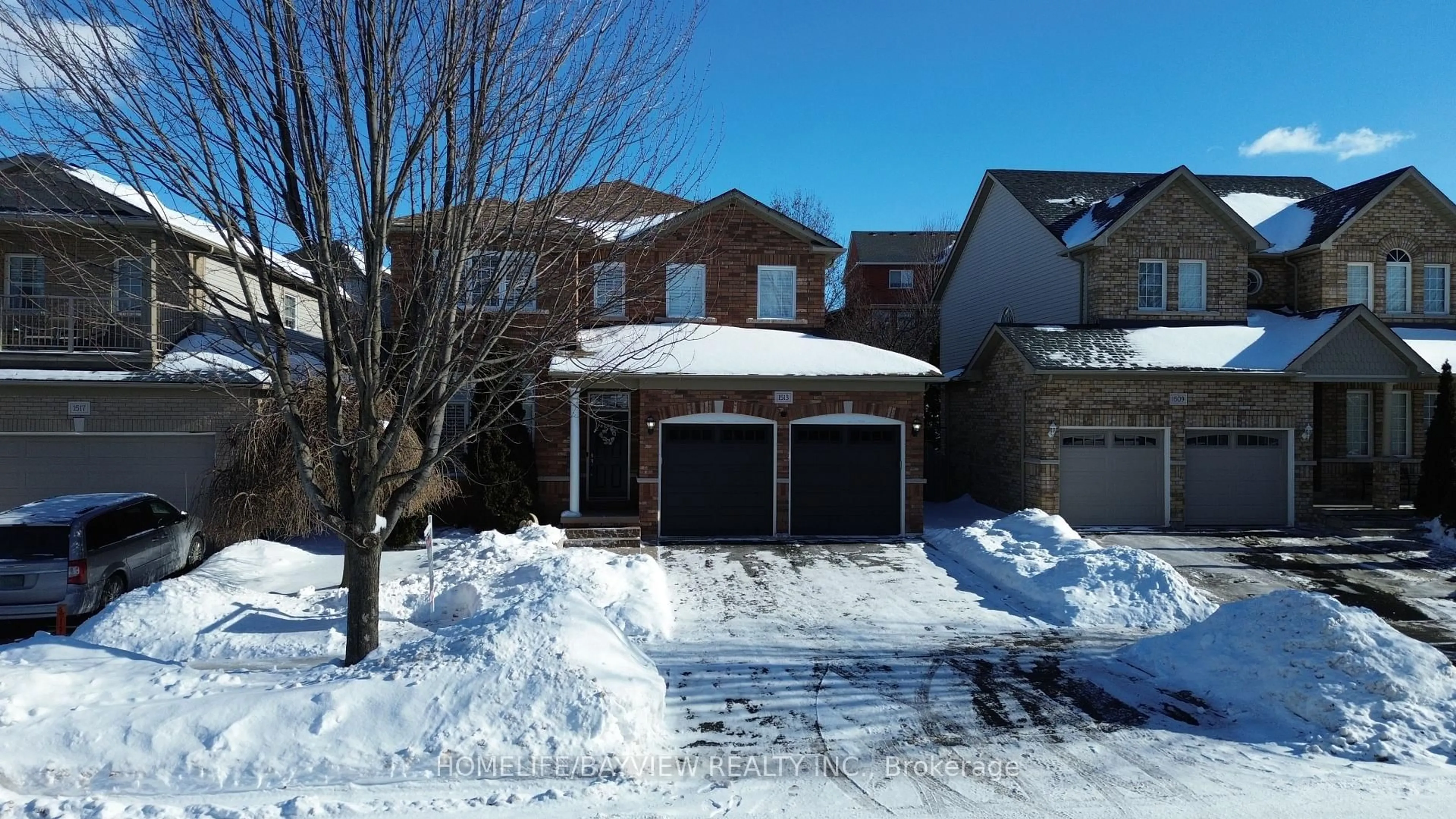 A pic from outside/outdoor area/front of a property/back of a property/a pic from drone, street for 1513 Skyview St, Oshawa Ontario L1K 2S3