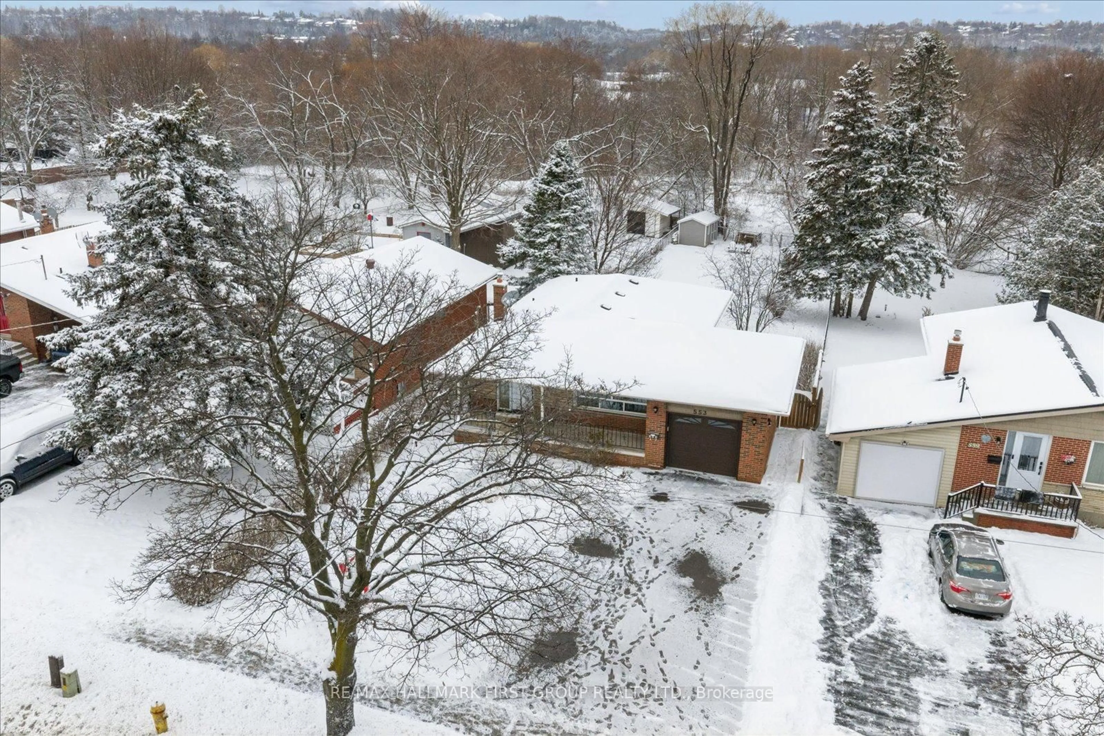 A pic from outside/outdoor area/front of a property/back of a property/a pic from drone, unknown for 553 Harmony Rd, Oshawa Ontario L1H 6V4