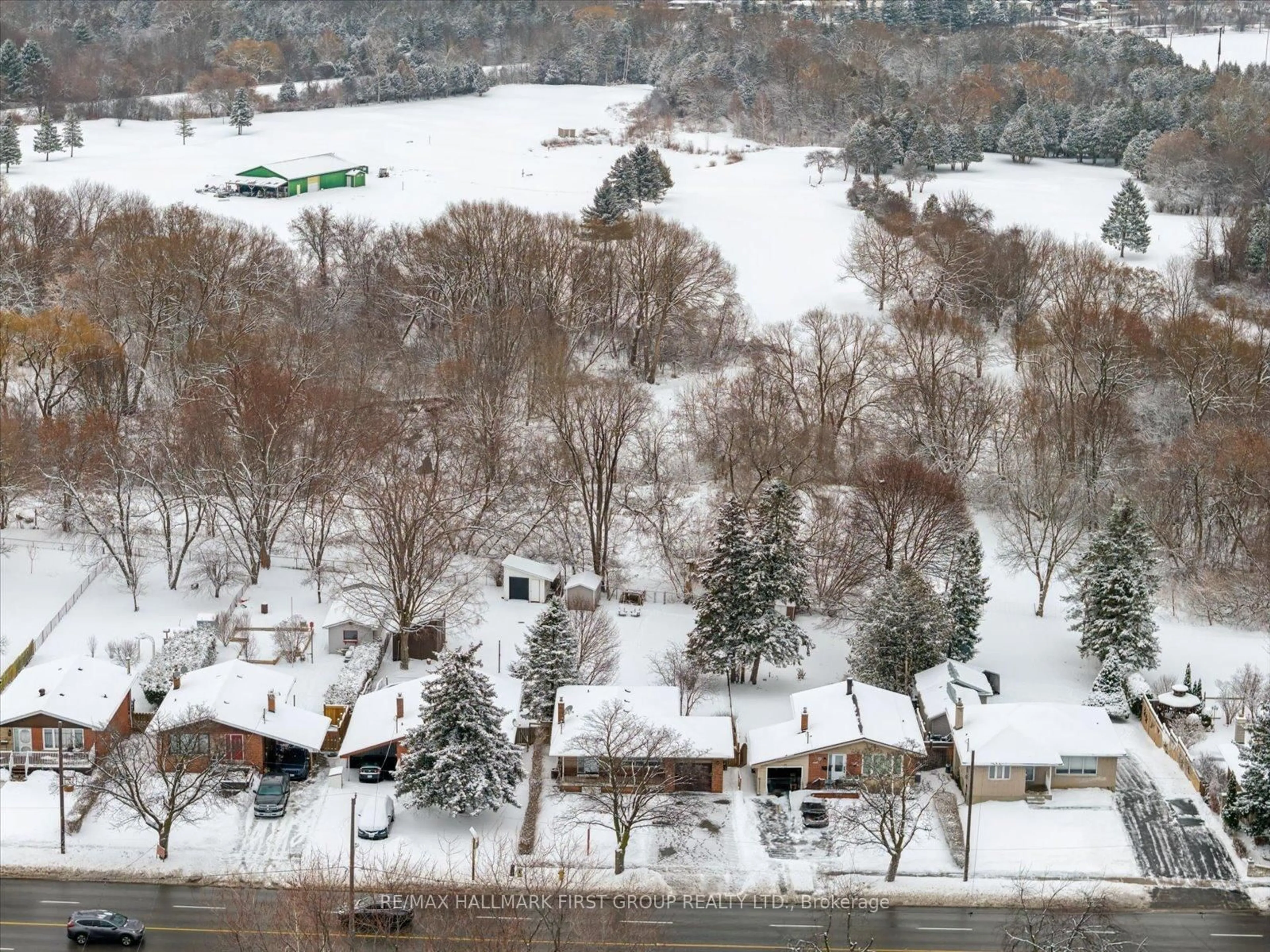 A pic from outside/outdoor area/front of a property/back of a property/a pic from drone, mountain view for 553 Harmony Rd, Oshawa Ontario L1H 6V4