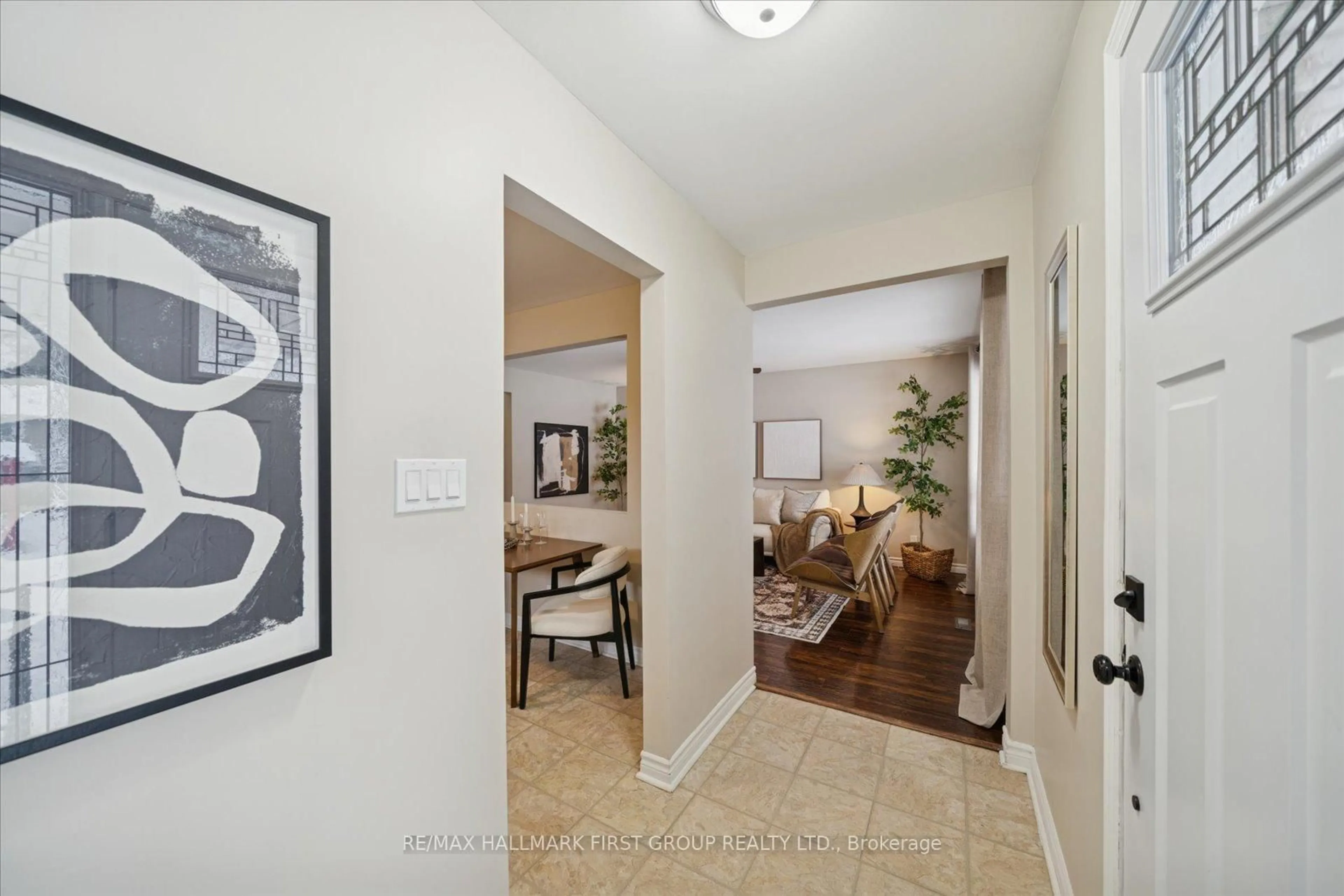 Indoor entryway for 553 Harmony Rd, Oshawa Ontario L1H 6V4