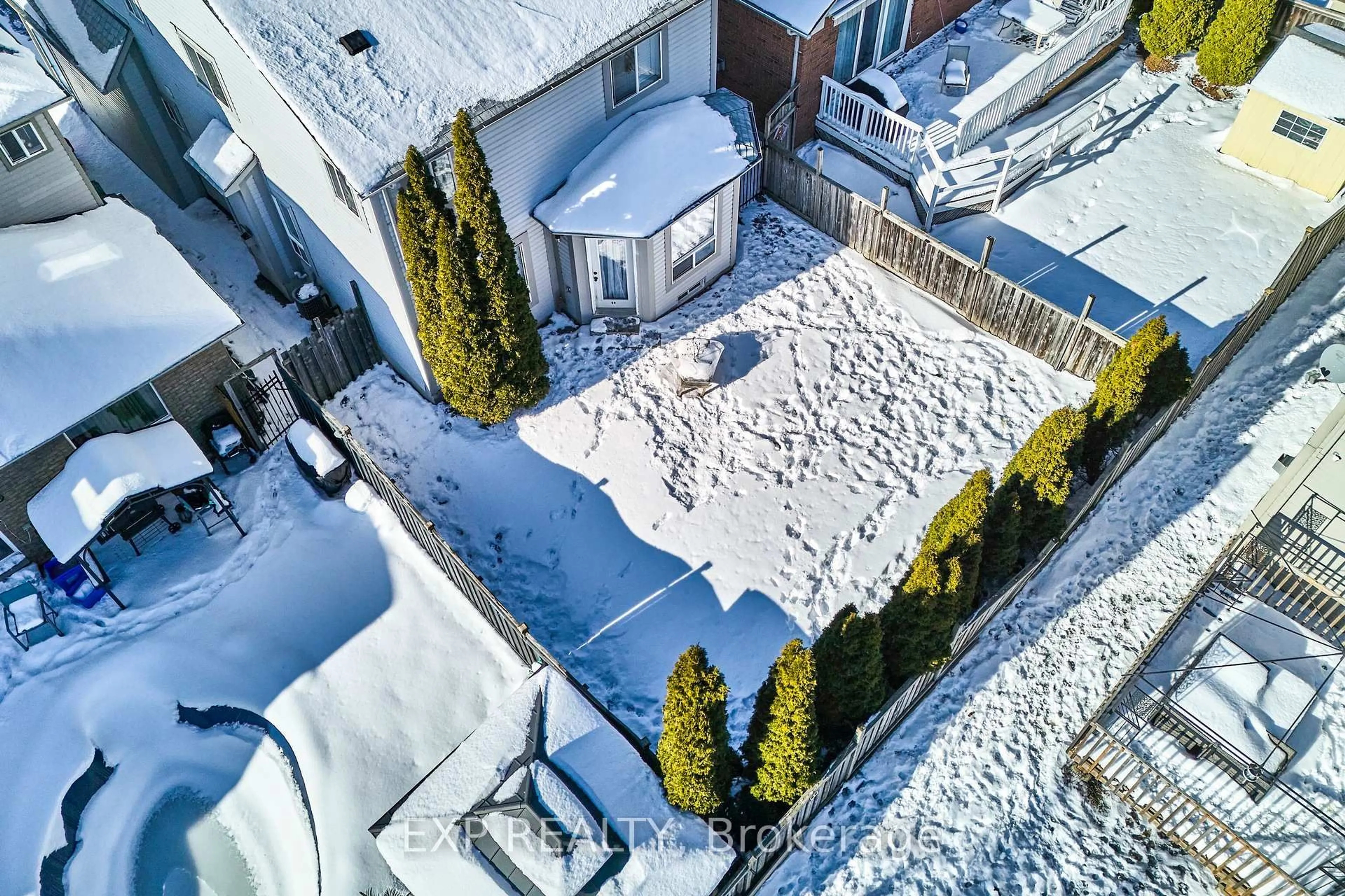 A pic from outside/outdoor area/front of a property/back of a property/a pic from drone, city buildings view from balcony for 1193 Summerwood Hts, Oshawa Ontario L1K 2T8