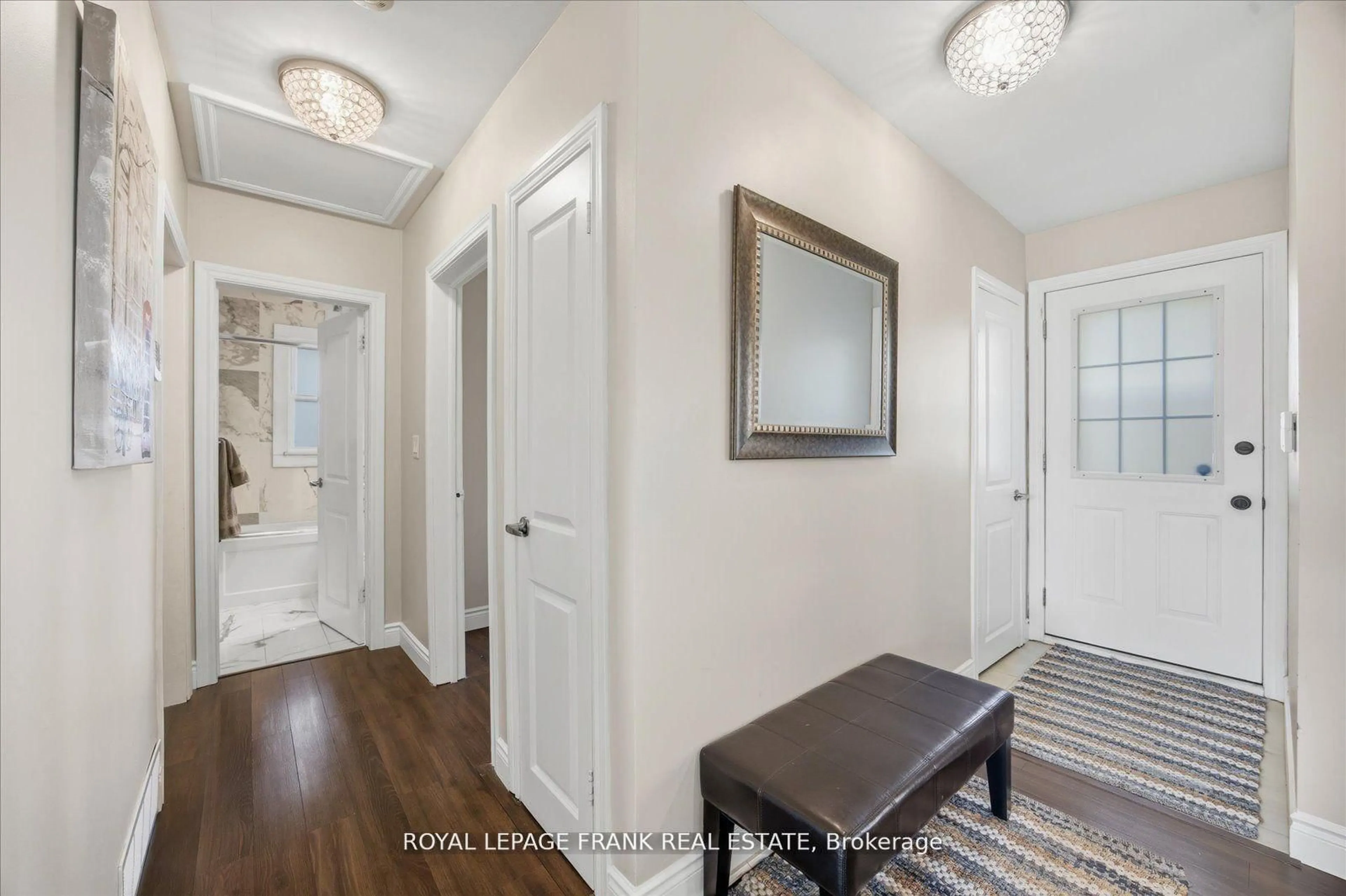 Indoor entryway for 1186 Ravine Rd, Oshawa Ontario L1H 4E2