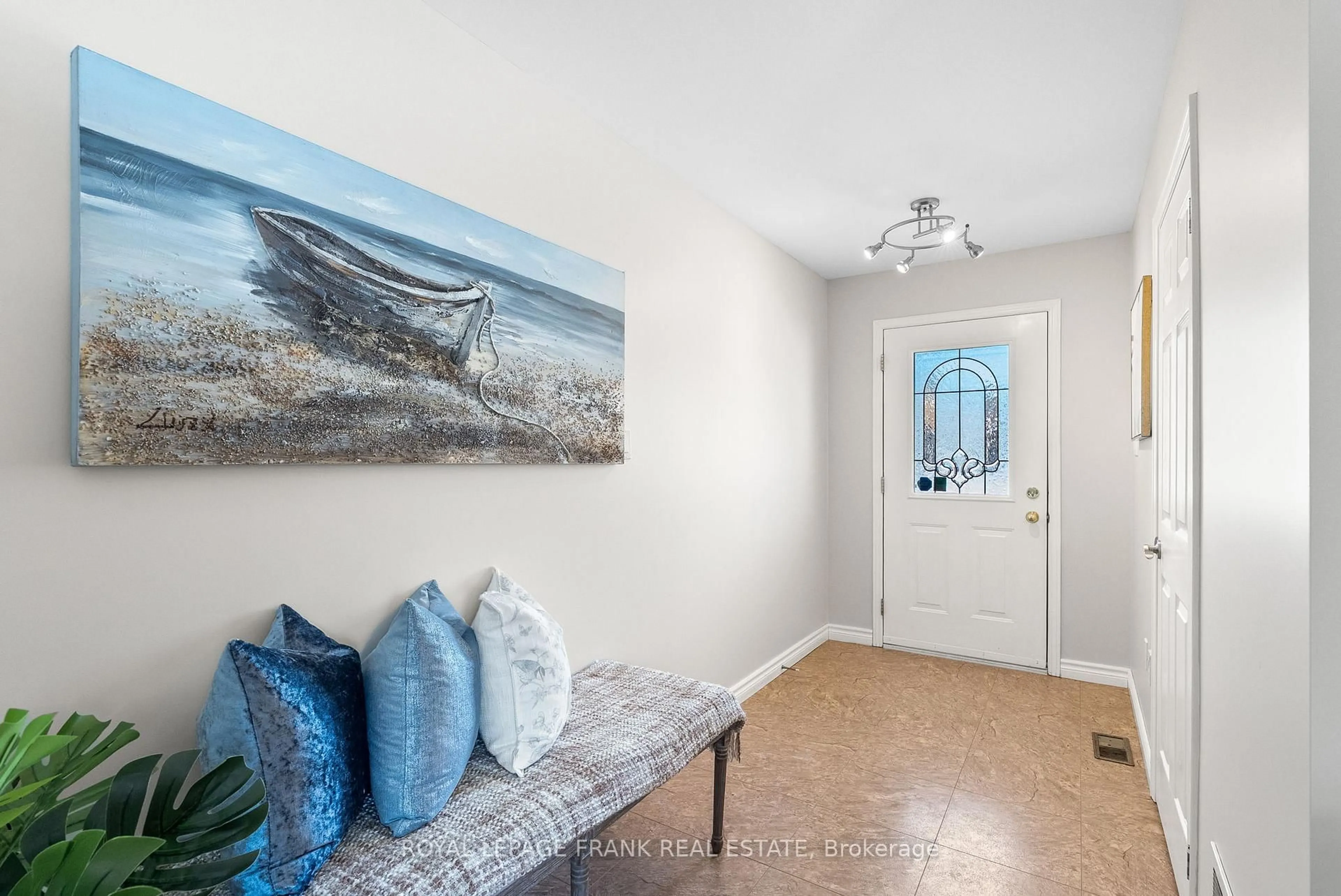 Indoor entryway for 27 Dale Park, Clarington Ontario L1E 2Z4