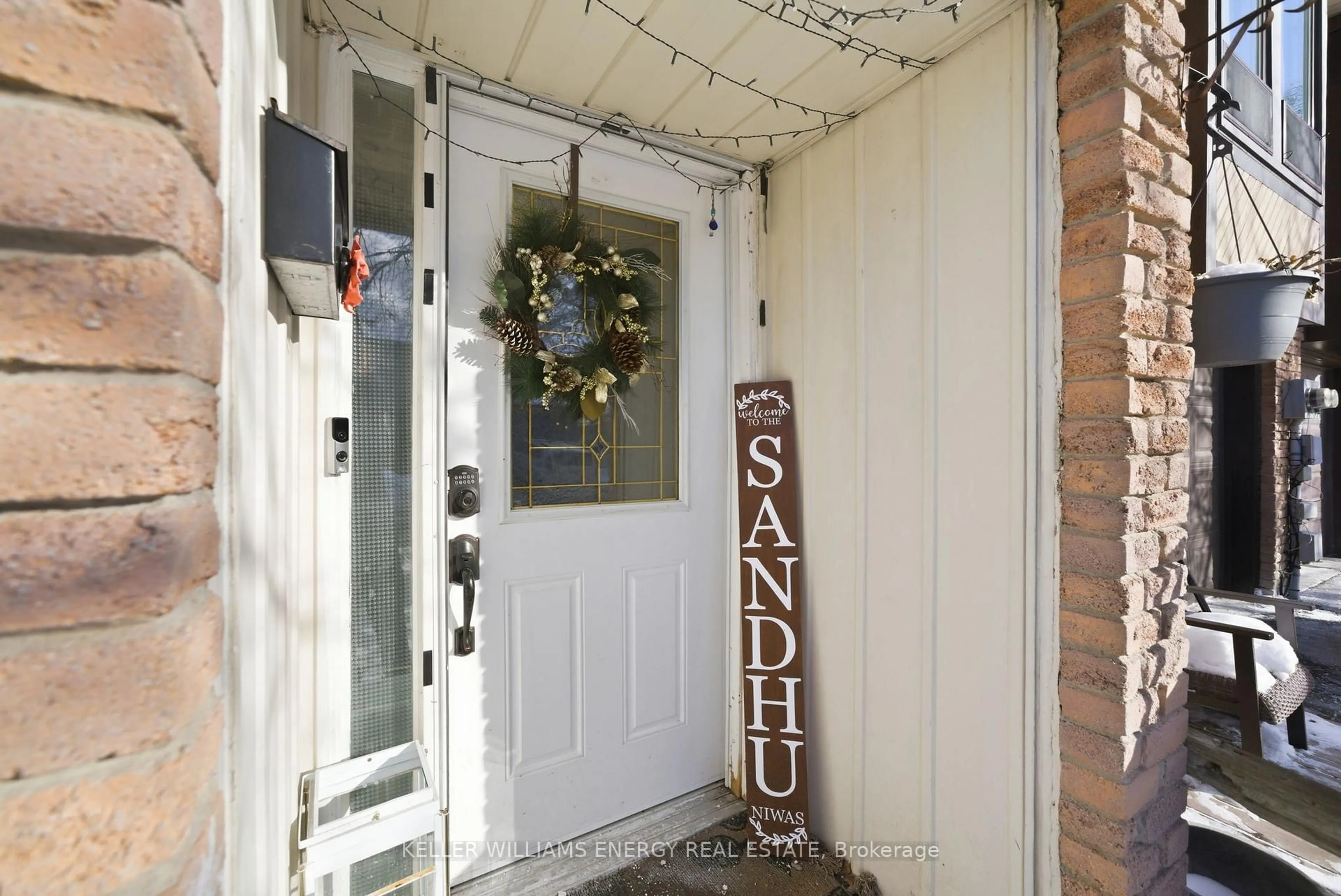 Indoor entryway for 220 Ormond Dr #W28, Oshawa Ontario L1G 6T5