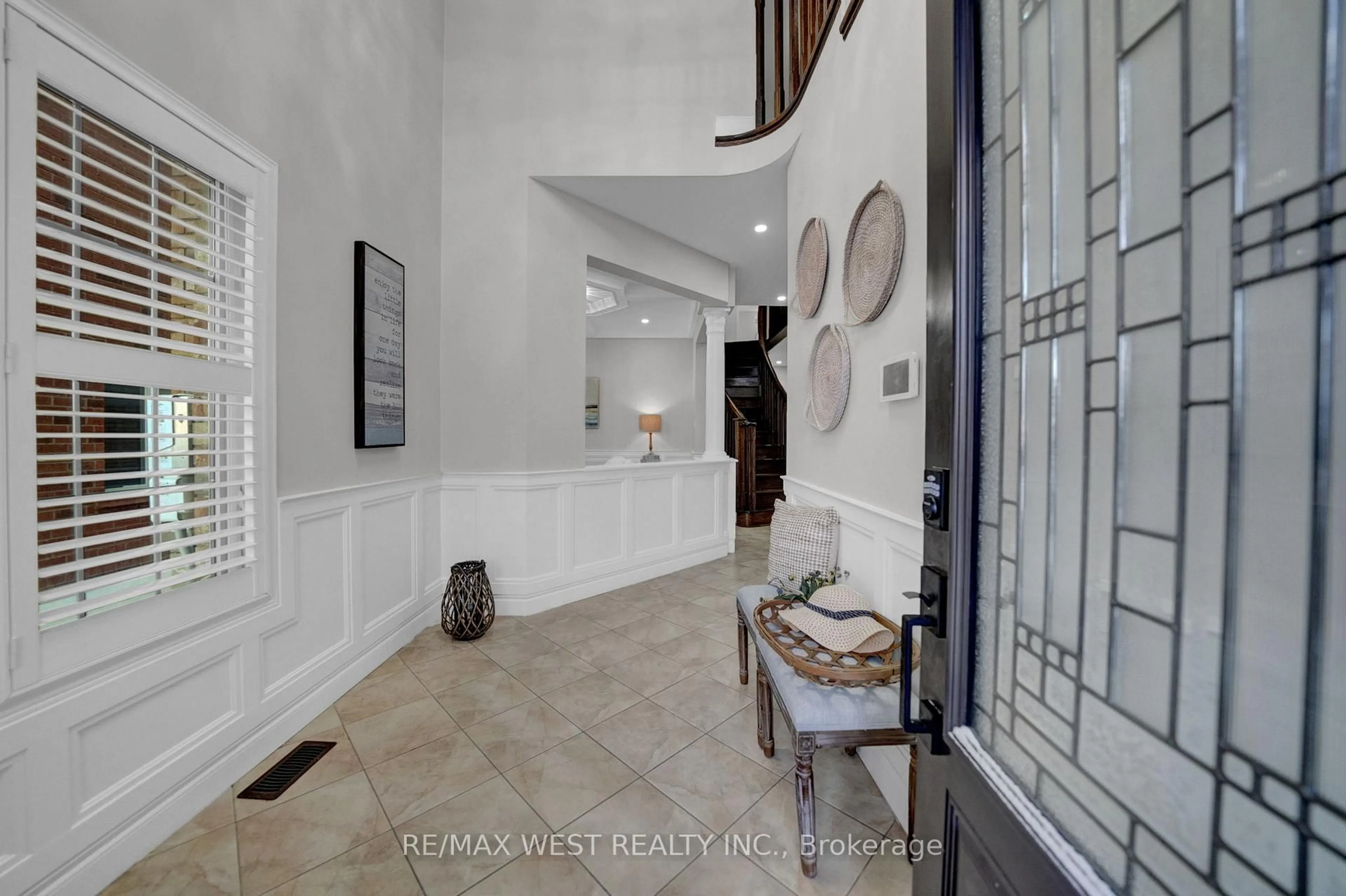 Indoor entryway for 1043 Coldstream Dr, Oshawa Ontario L1K 0J6