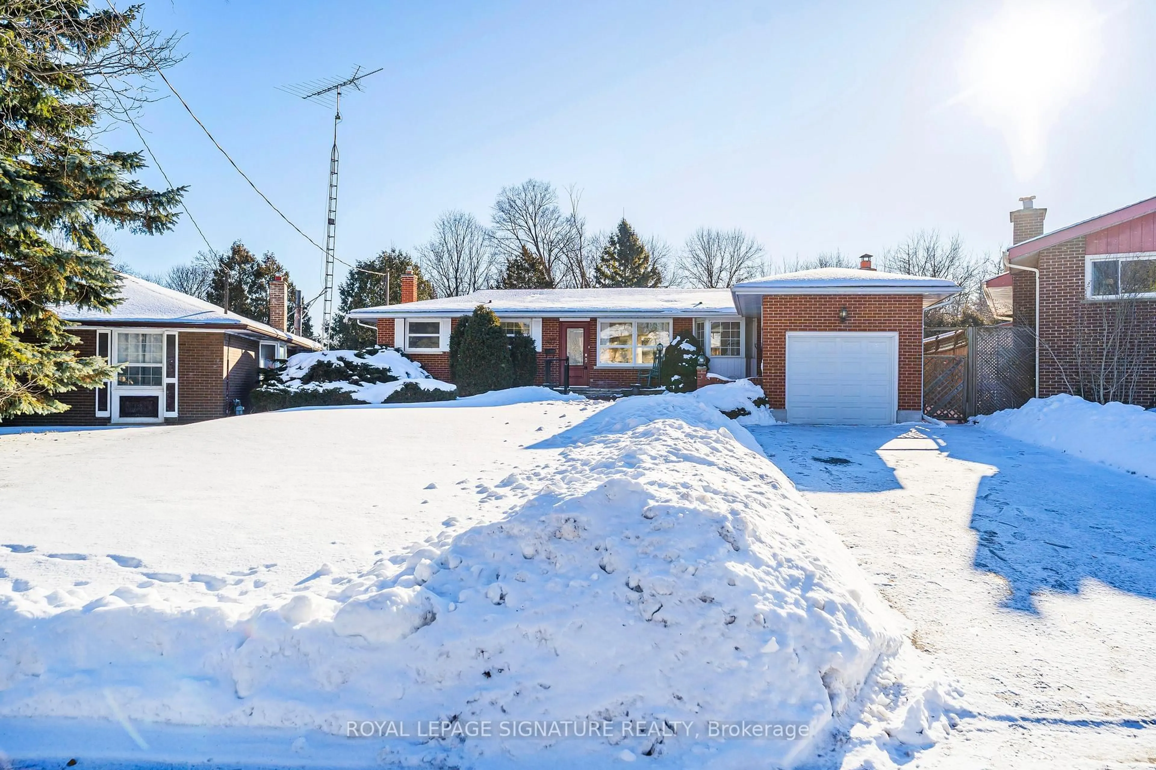 A pic from outside/outdoor area/front of a property/back of a property/a pic from drone, street for 477 Brentwood Ave, Oshawa Ontario L1G 2S9