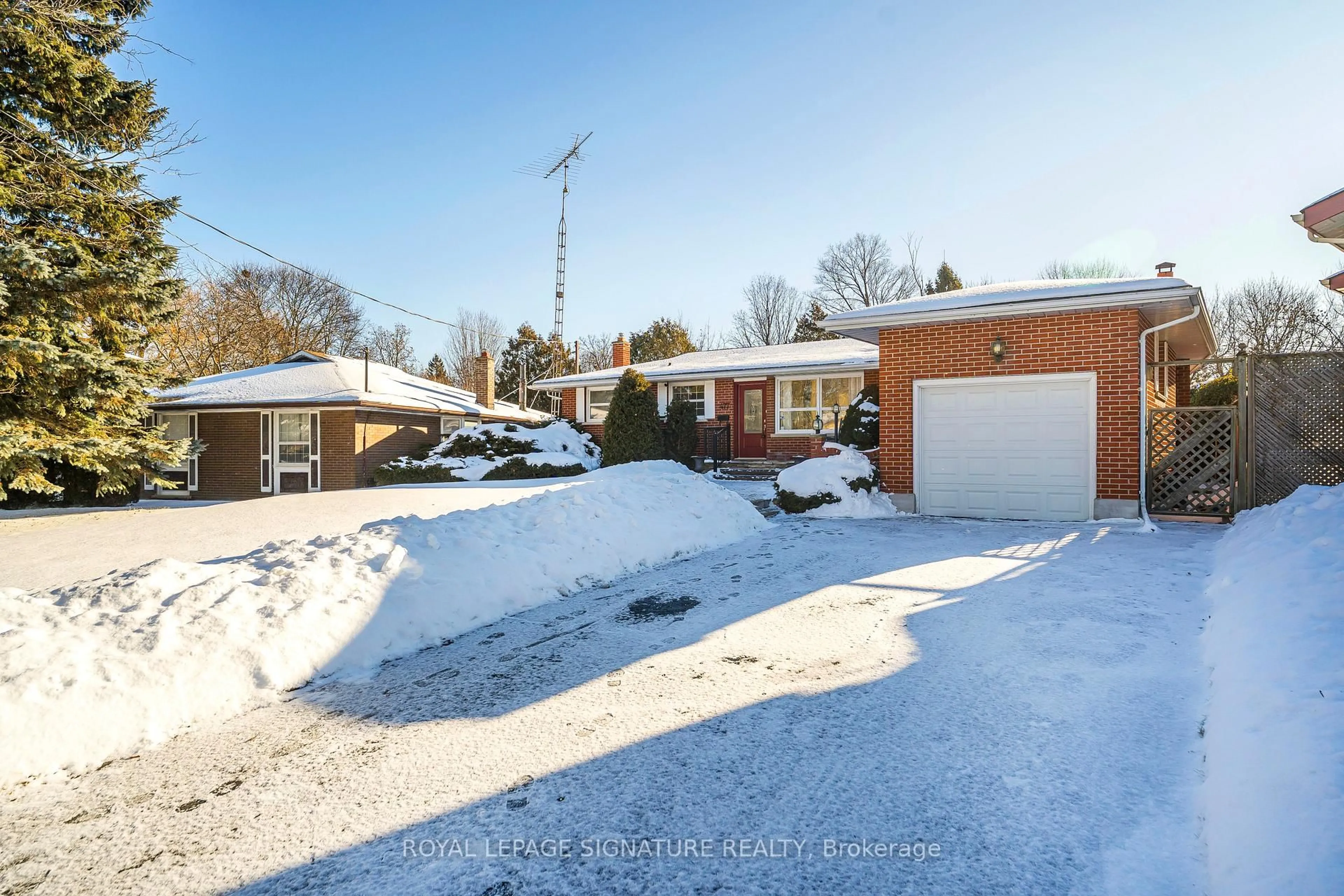A pic from outside/outdoor area/front of a property/back of a property/a pic from drone, street for 477 Brentwood Ave, Oshawa Ontario L1G 2S9