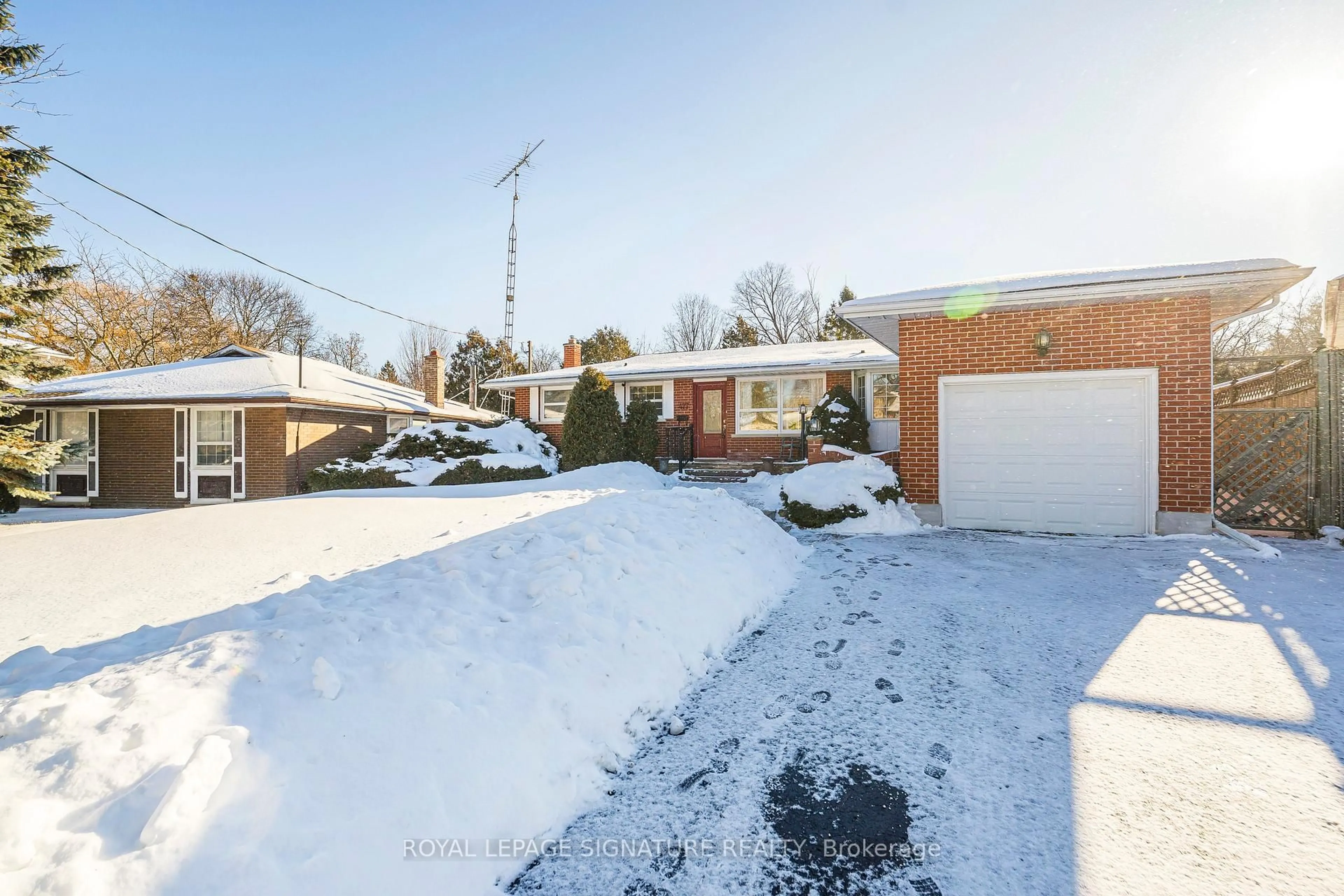 A pic from outside/outdoor area/front of a property/back of a property/a pic from drone, street for 477 Brentwood Ave, Oshawa Ontario L1G 2S9