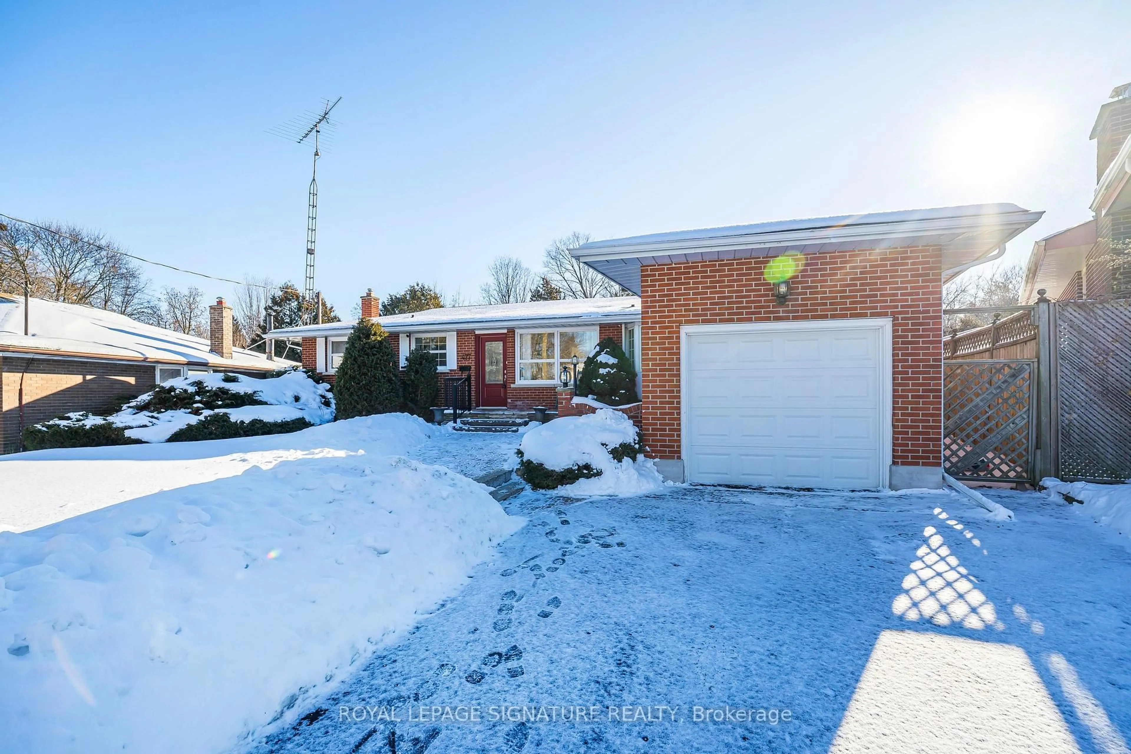 Home with brick exterior material, street for 477 Brentwood Ave, Oshawa Ontario L1G 2S9