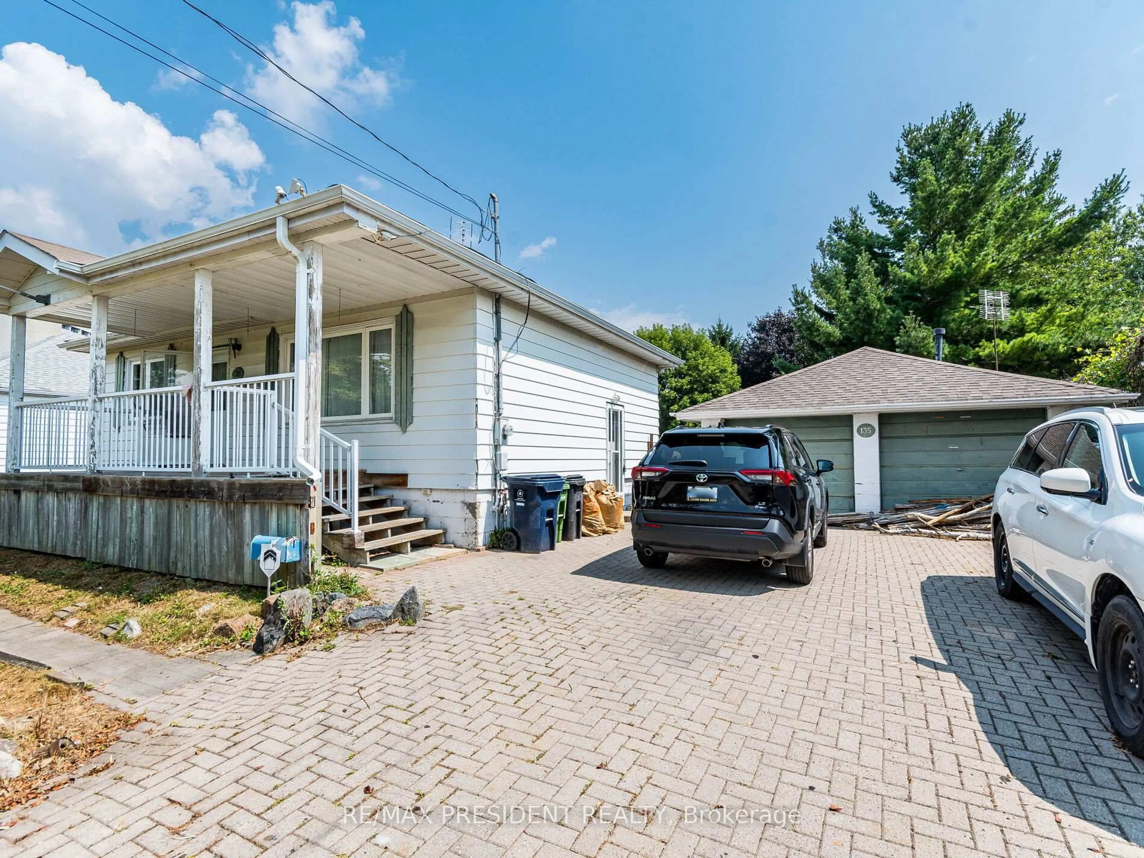 A pic from outside/outdoor area/front of a property/back of a property/a pic from drone, street for 135 Kitchener Rd, Toronto Ontario M1E 2Y2
