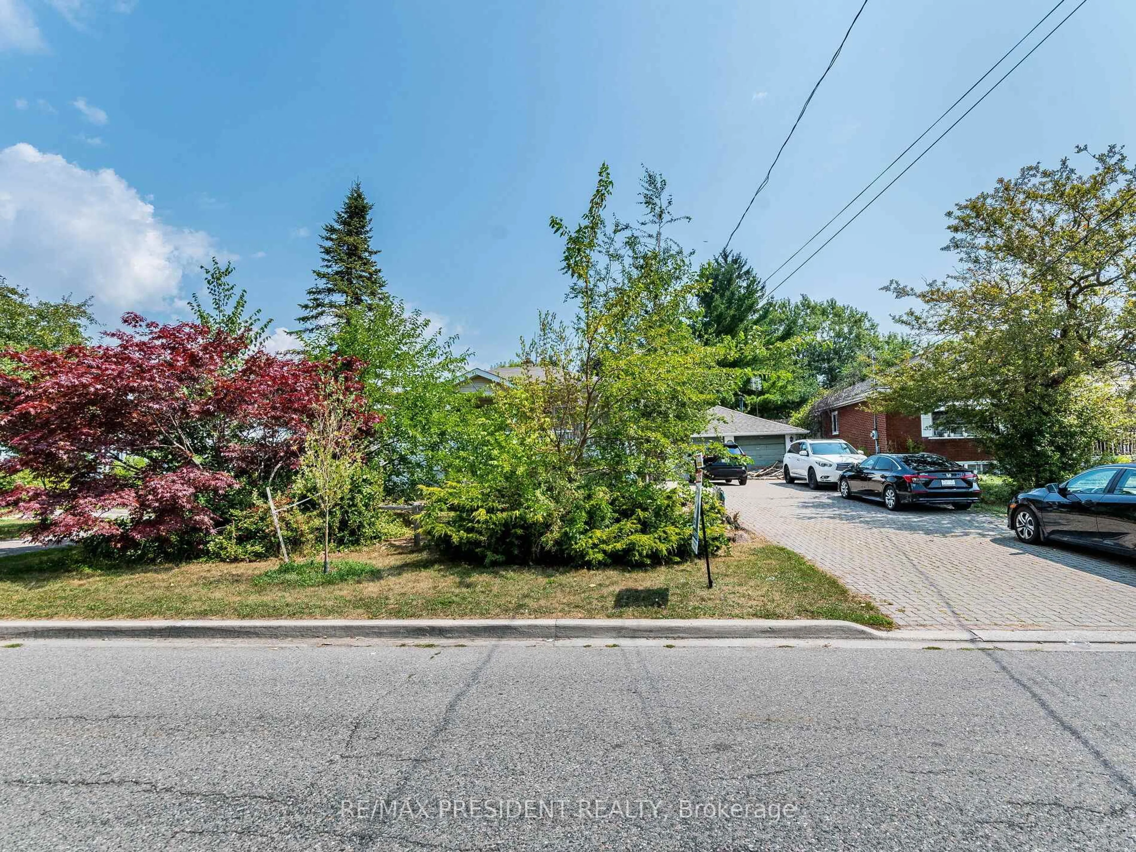 A pic from outside/outdoor area/front of a property/back of a property/a pic from drone, street for 135 Kitchener Rd, Toronto Ontario M1E 2Y2