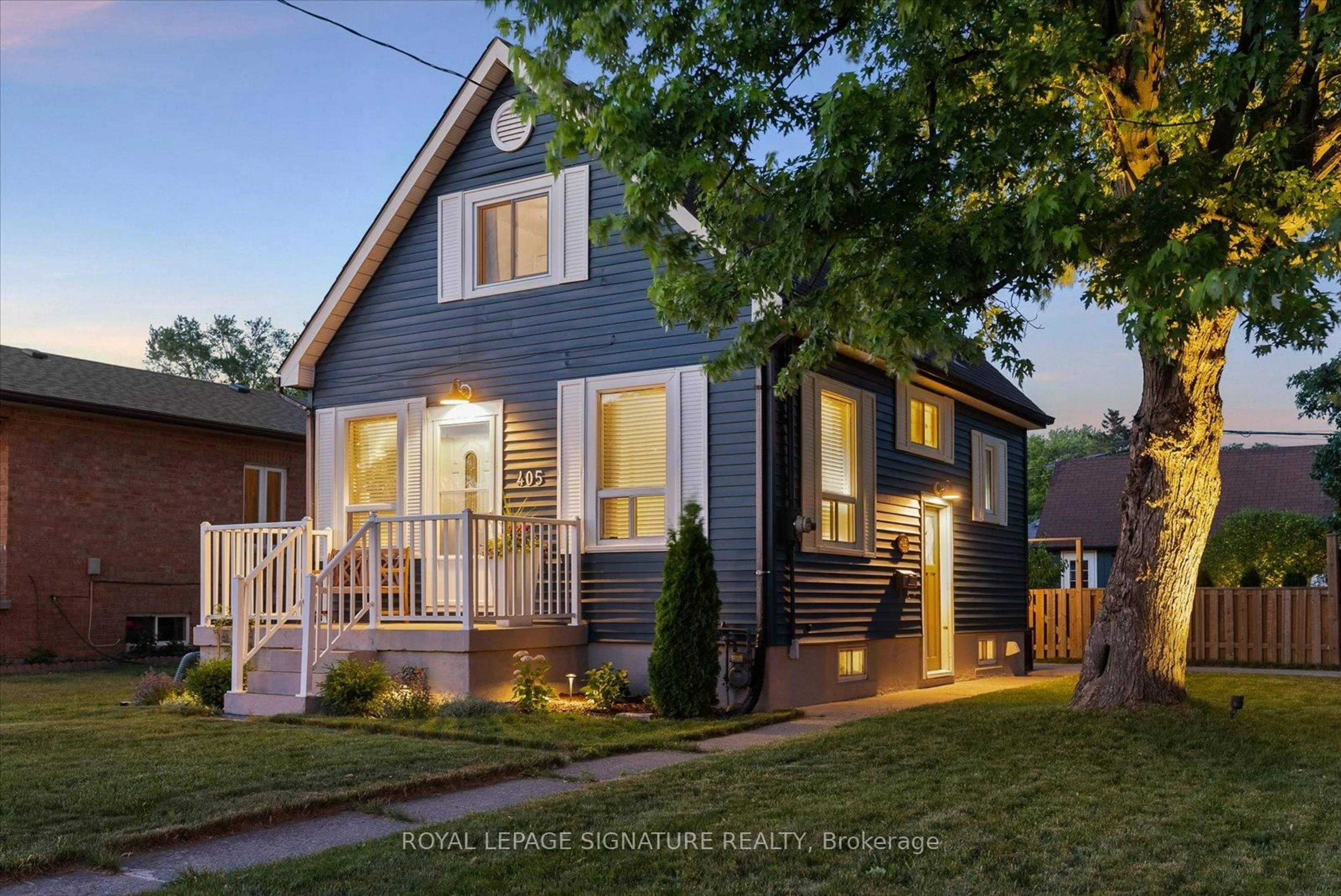 Home with vinyl exterior material, street for 405 Pharmacy Ave, Toronto Ontario M1L 3G5