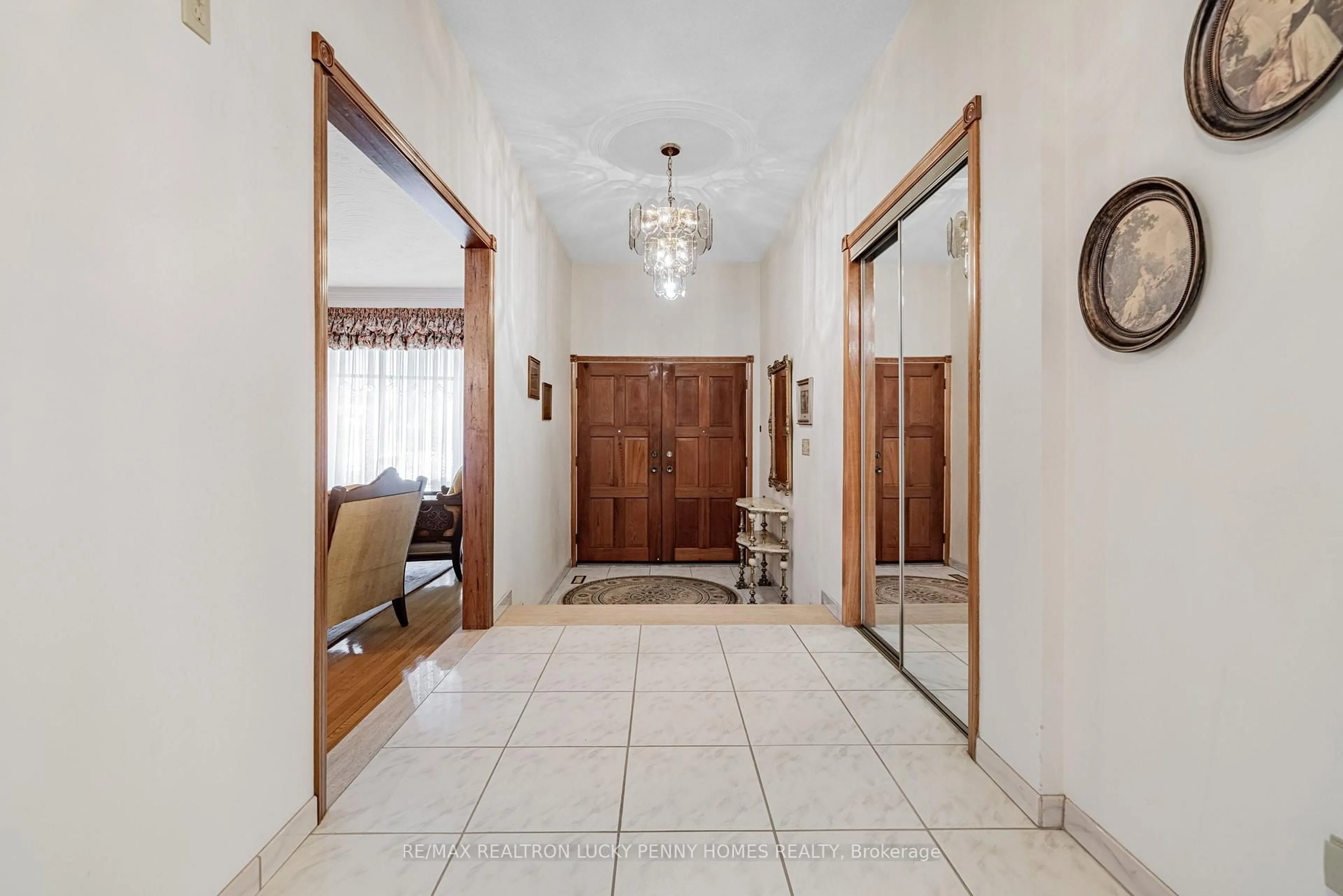 Indoor foyer for 87 Morbank Dr, Toronto Ontario M1V 2M1