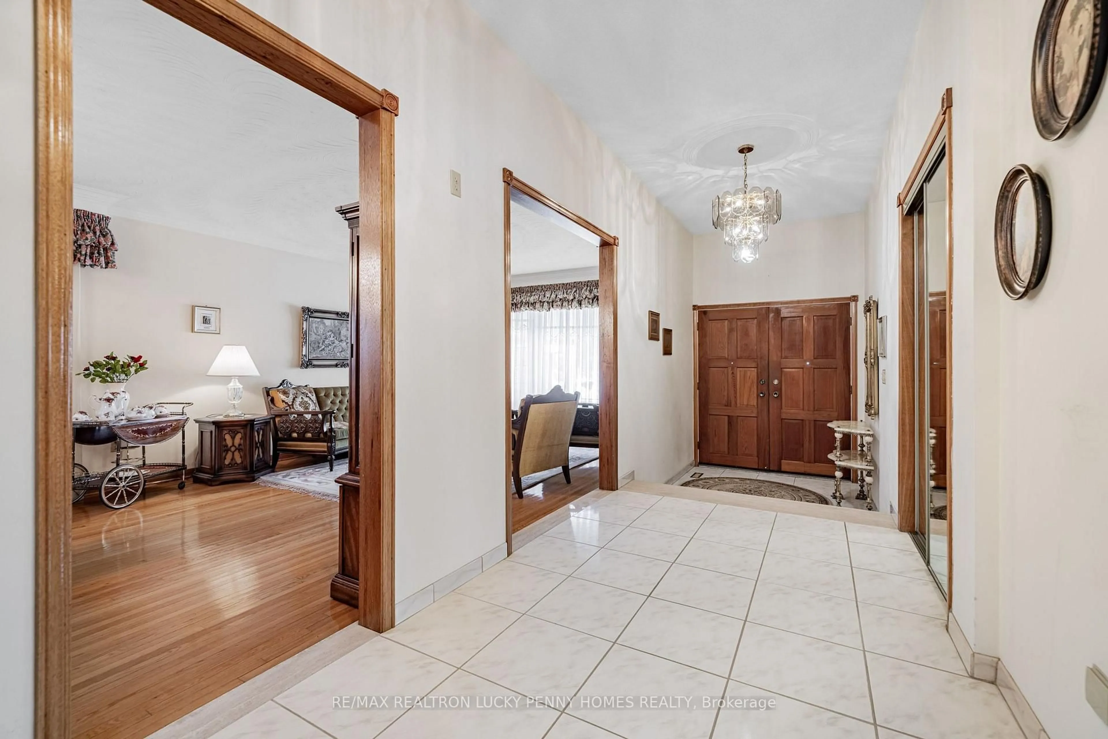 Indoor foyer for 87 Morbank Dr, Toronto Ontario M1V 2M1