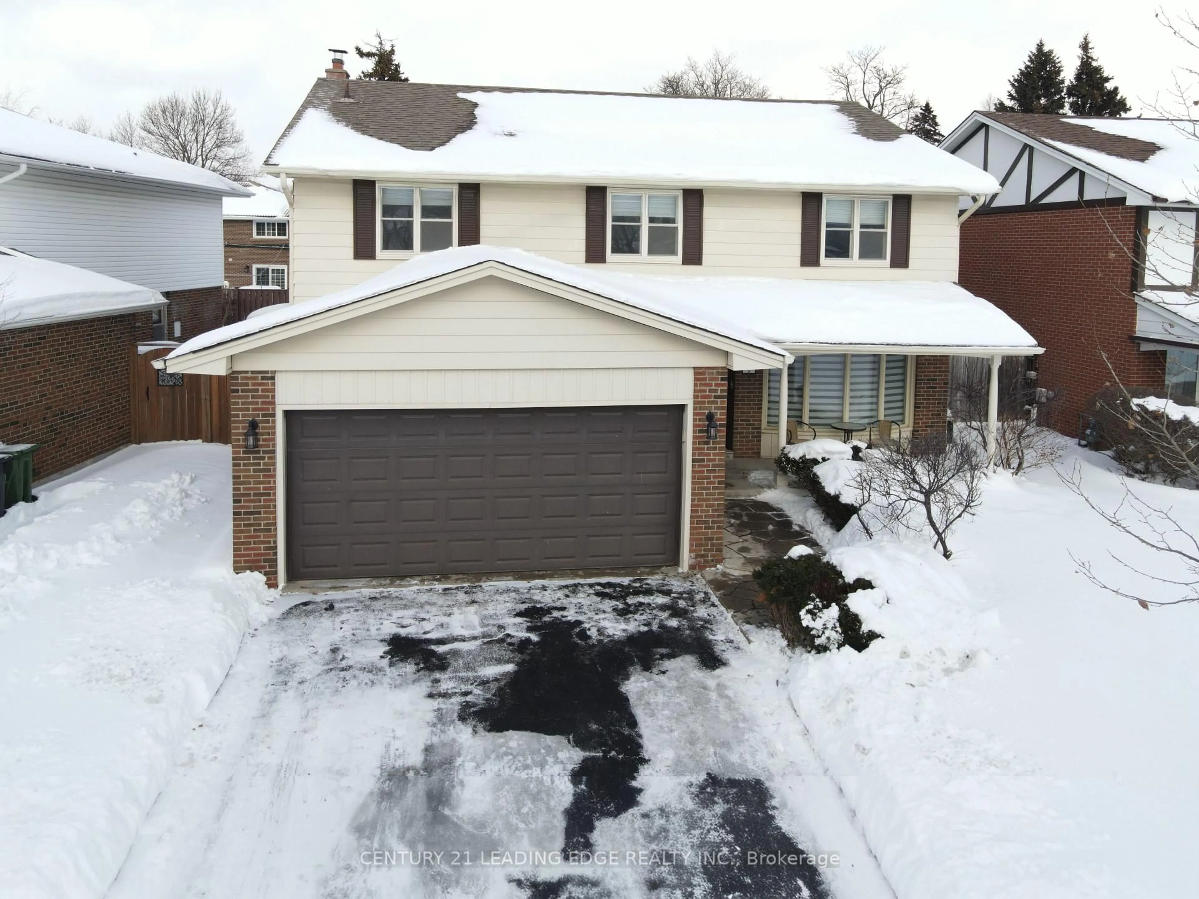 A pic from outside/outdoor area/front of a property/back of a property/a pic from drone, street for 5 Groomsport Cres, Toronto Ontario M1T 2K8