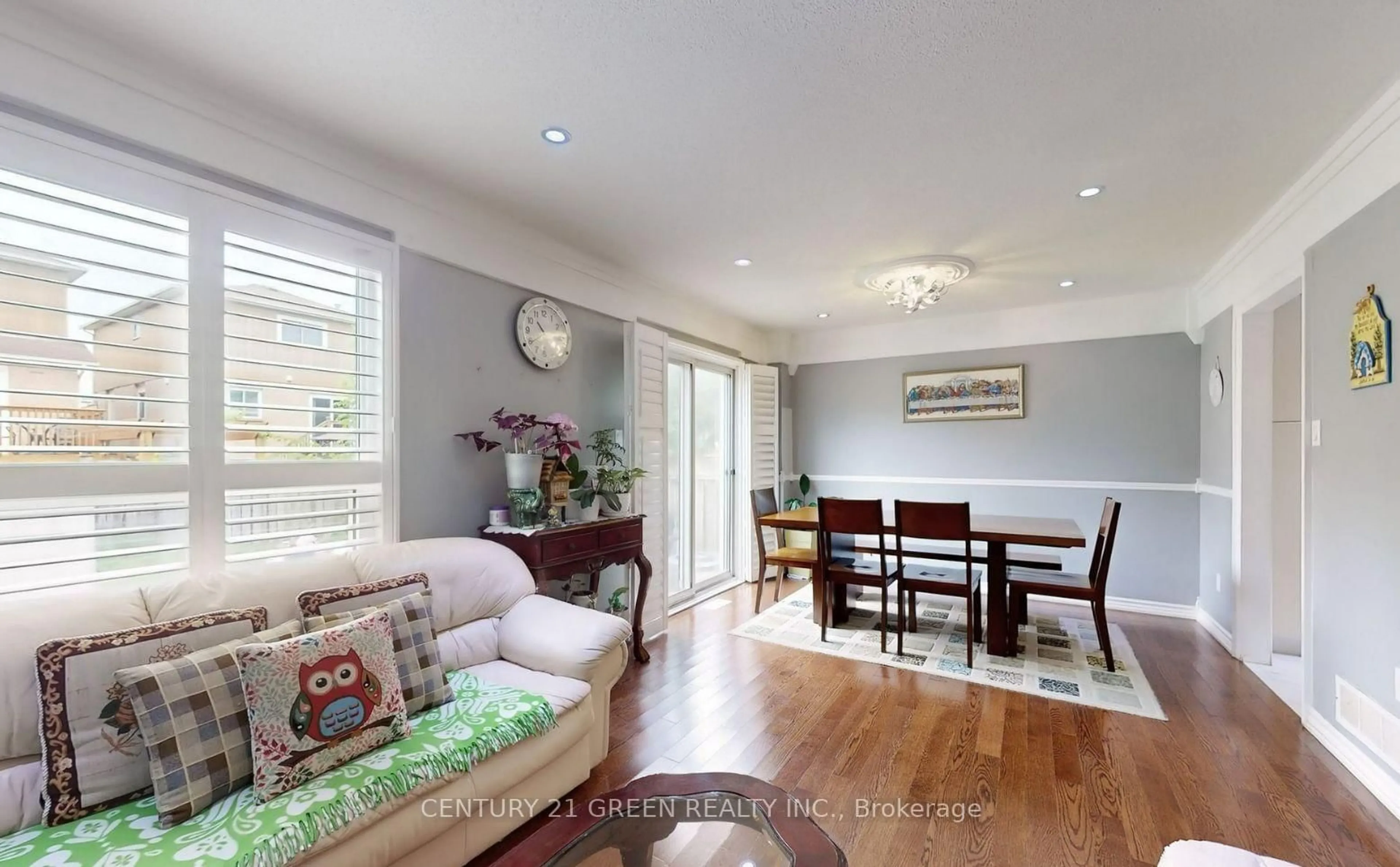 Living room with furniture, wood/laminate floor for 1590 Marshcourt Dr, Pickering Ontario L1V 6G3