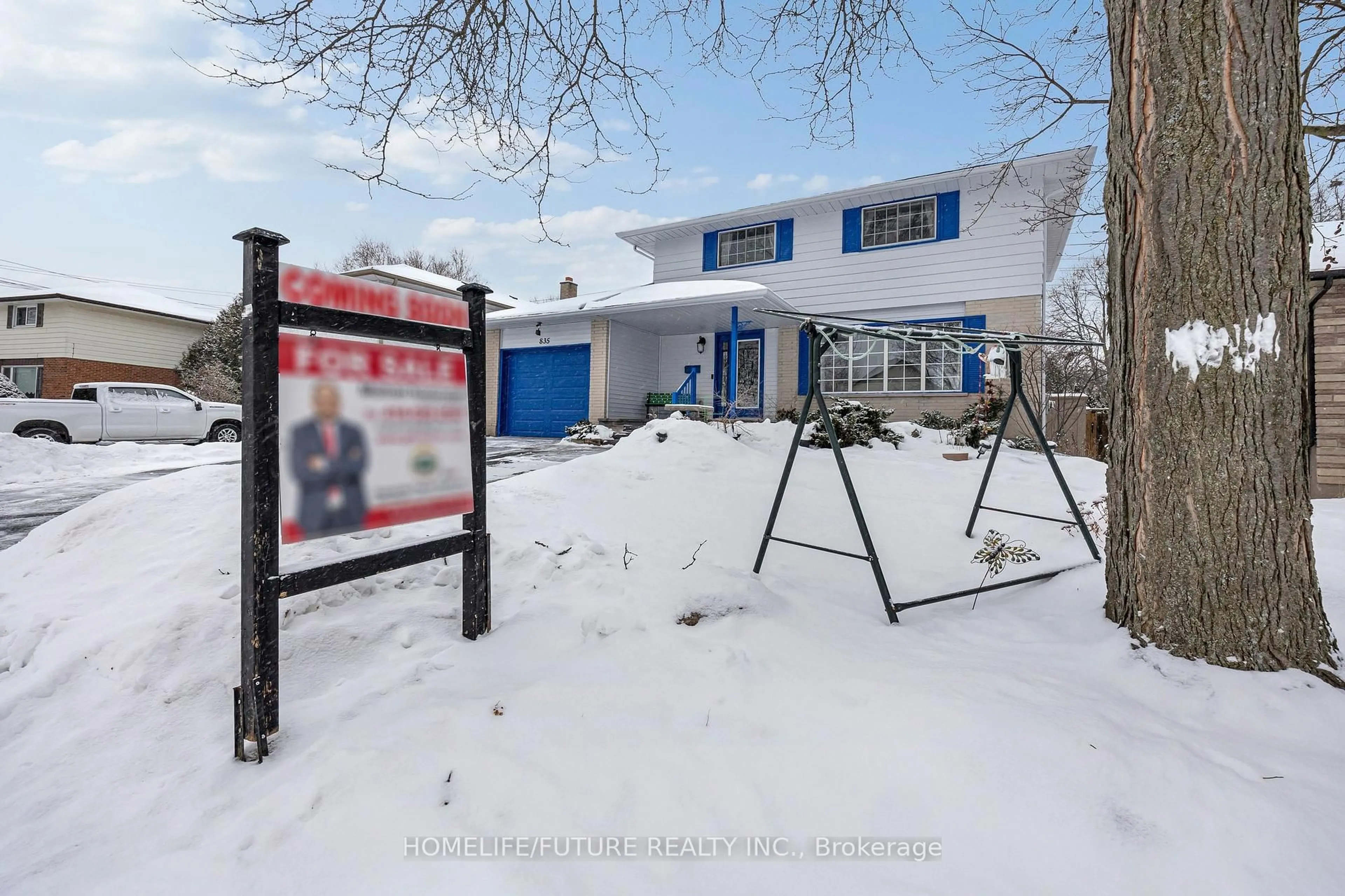 A pic from outside/outdoor area/front of a property/back of a property/a pic from drone, building for 835 Carnaby Cres, Oshawa Ontario L1G 2Y7